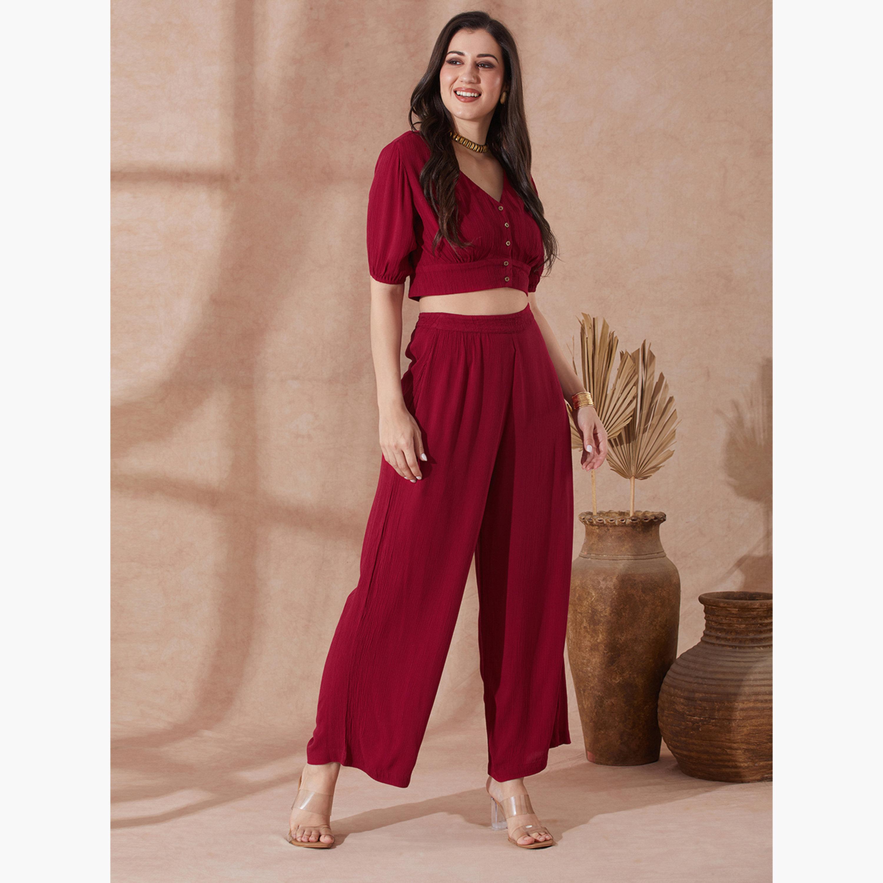 غلوبوص × ستايلي - بلوزة قصيرة رقبة حرف V وتفاصيل أزرار وبنطال واسع الساق-women-clothing-coordsets-image-2