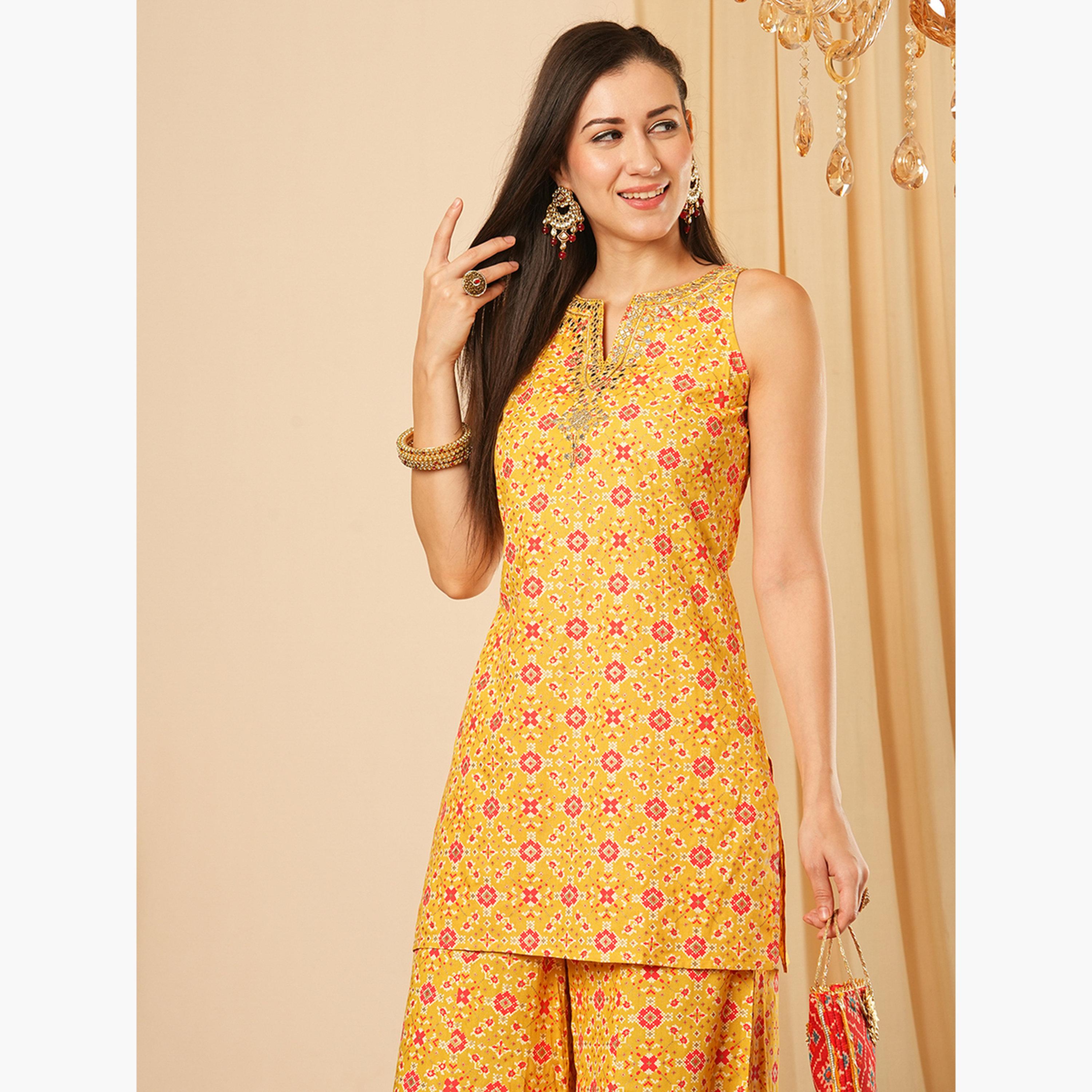 غلوبوص × ستايلي - ملابس احتفالية بنطال بالازو وبلوزة زاري مطرز بنقشة هندسية-women-clothing-coordsets-image-4
