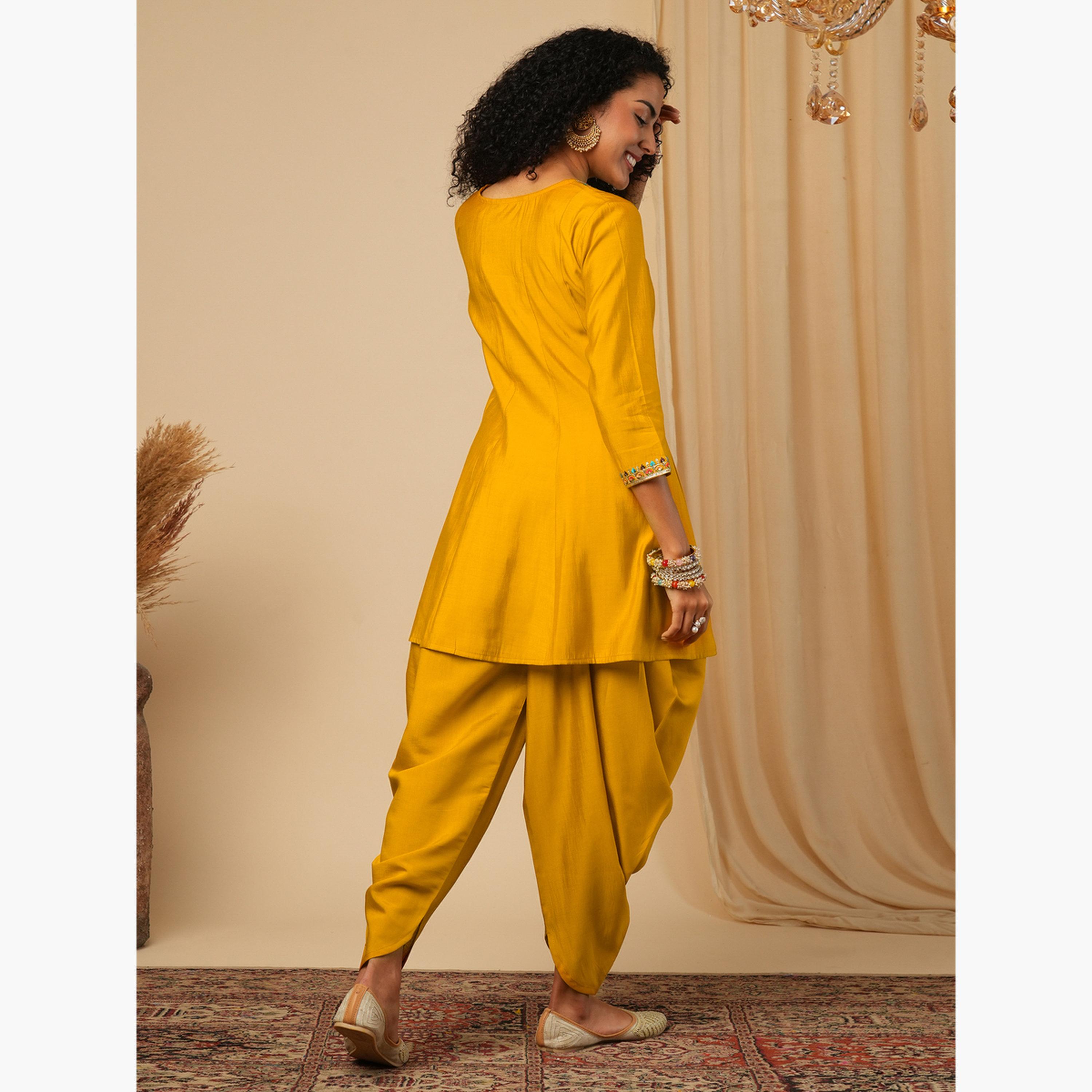 غلوبوص × ستايلي - بلوزة ببلوم مطرزة بالترتر مع بنطال دوتي-women-clothing-coordsets-image-3