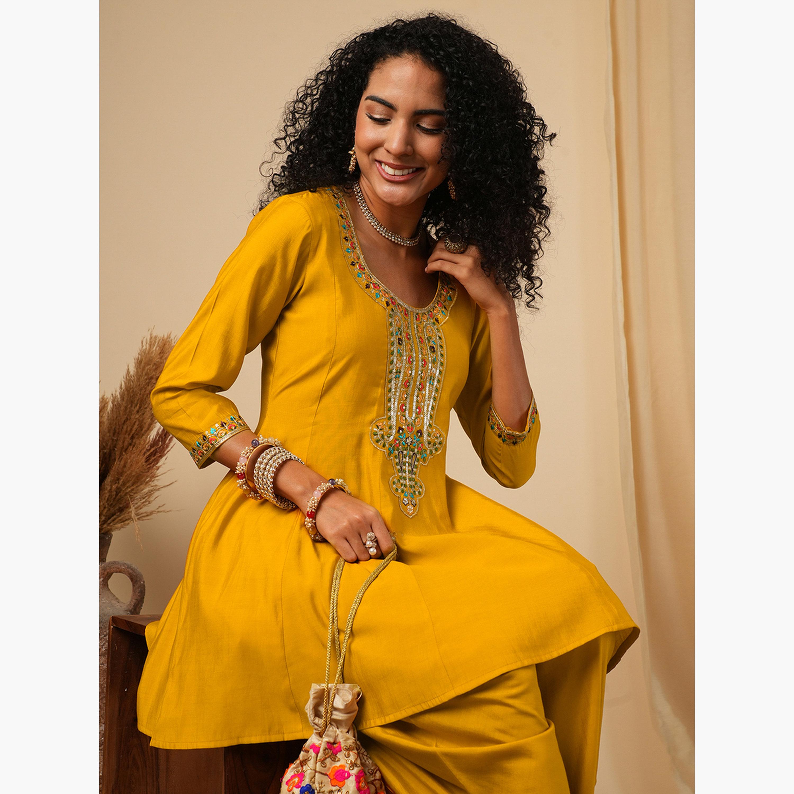 غلوبوص × ستايلي - بلوزة ببلوم مطرزة بالترتر مع بنطال دوتي-women-clothing-coordsets-image-4