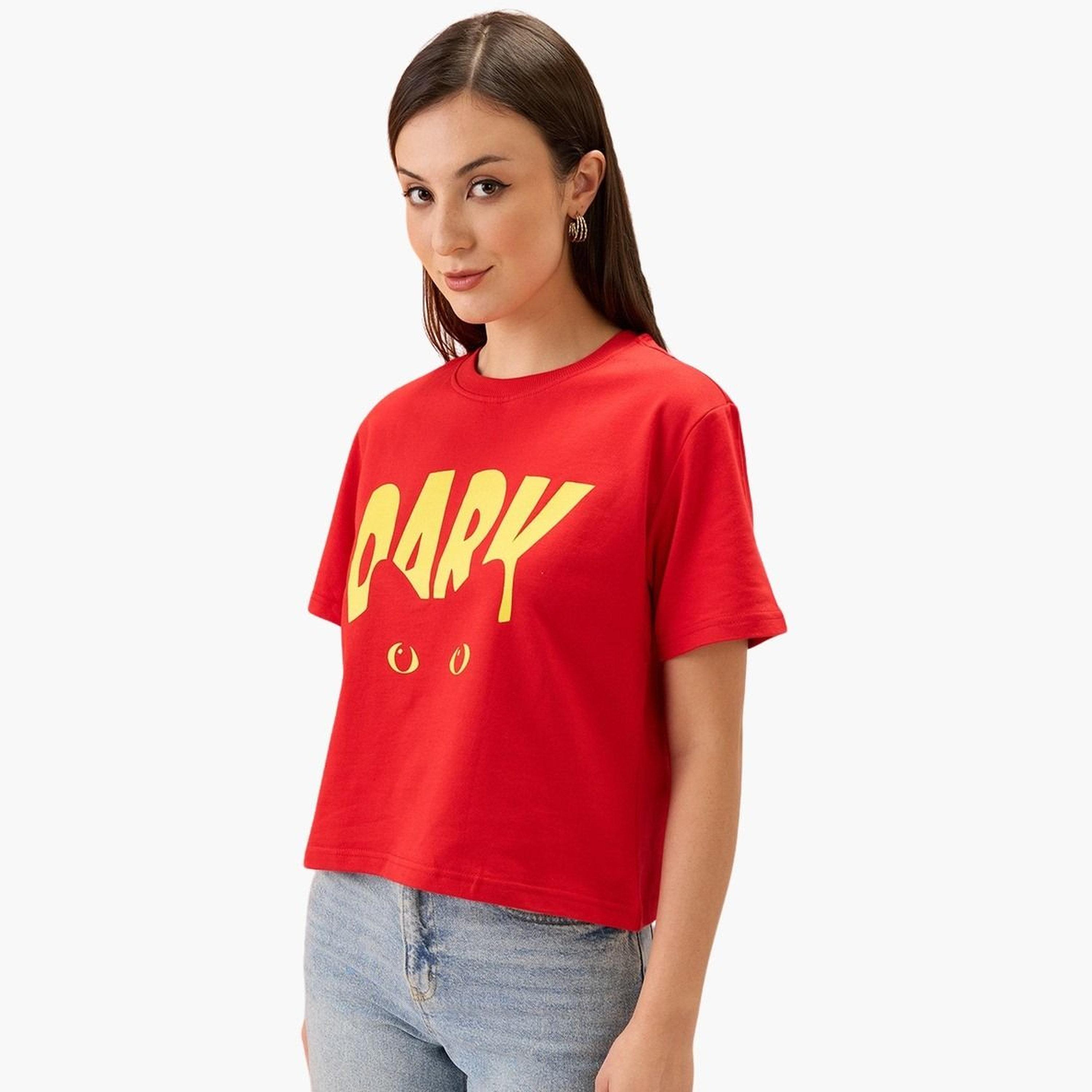غلوبوس × ستايلي - تي شيرت أحمر بطباعة جرافيكية ورقبة دائرية وقصة مربعة للنساء-women-clothing-tshirts-image-1