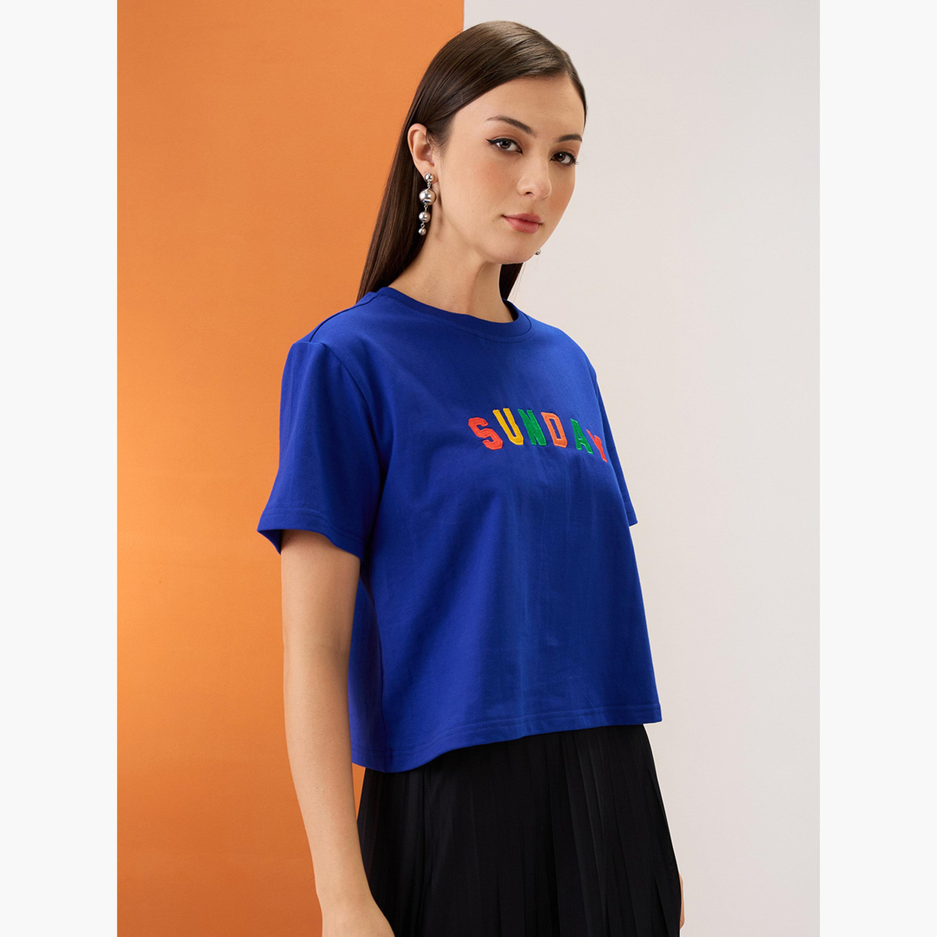 غلوبوص × ستايلي - تي شيرت قصير بقصّة مربعة وشعار مطرز لون أزرق-women-clothing-tshirts-image-3