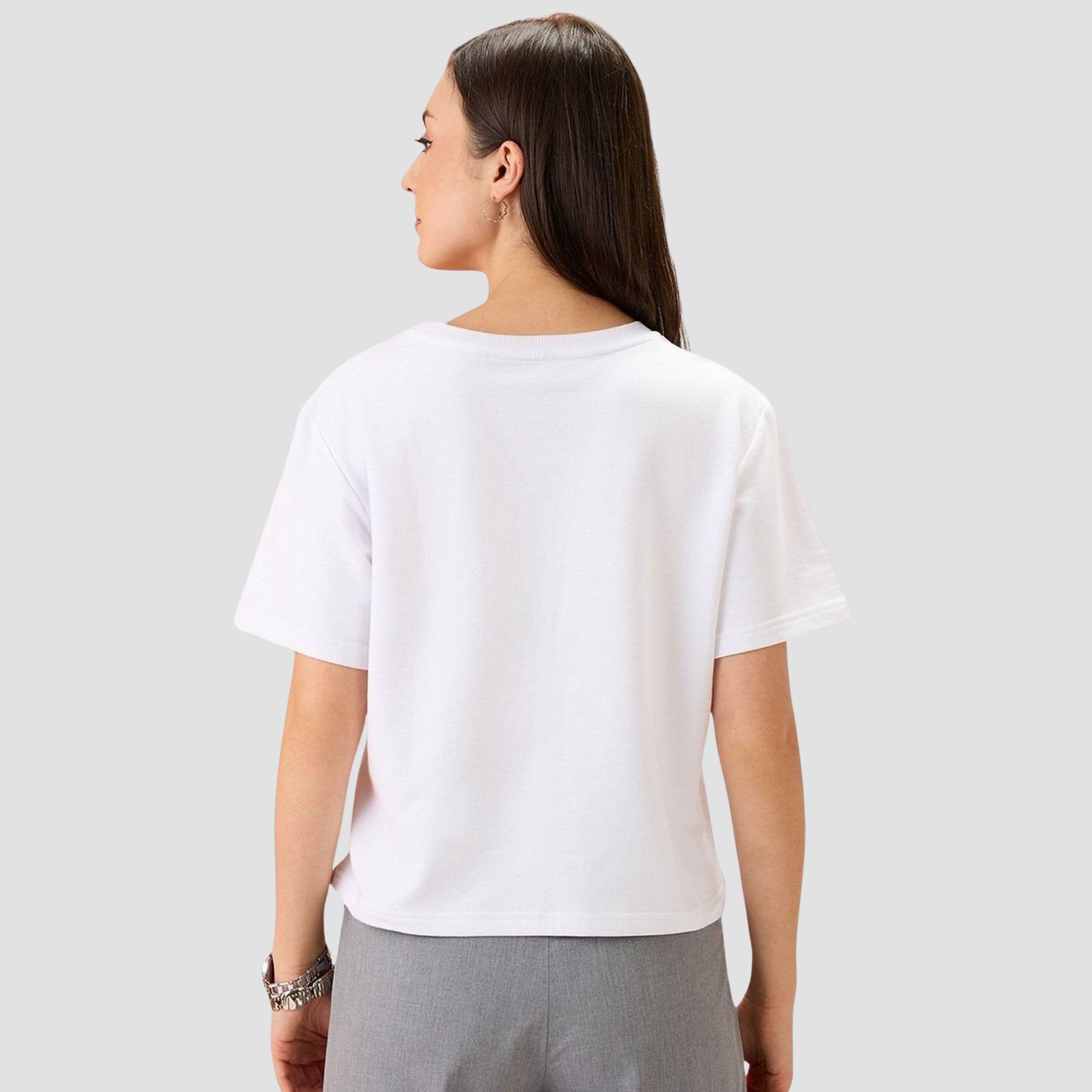 غلوبوس × ستايلي - تي شيرت قصير مزين بشعار أبيض مطبوع للنساء-women-clothing-tshirts-image-3