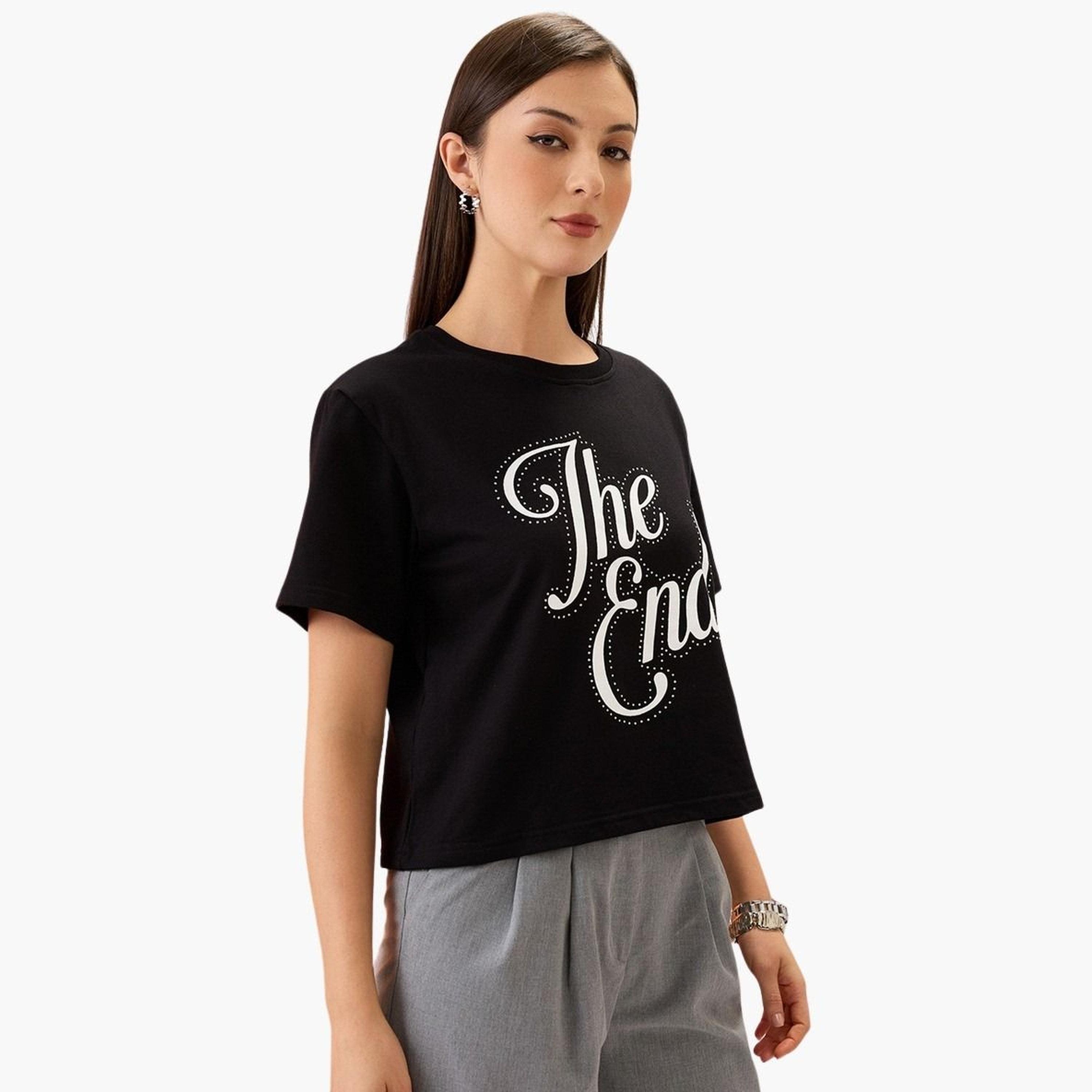 غلوبوس × ستايلي - تي شيرت قصير مزين بشعار أسود للنساء-women-clothing-tshirts-image-1