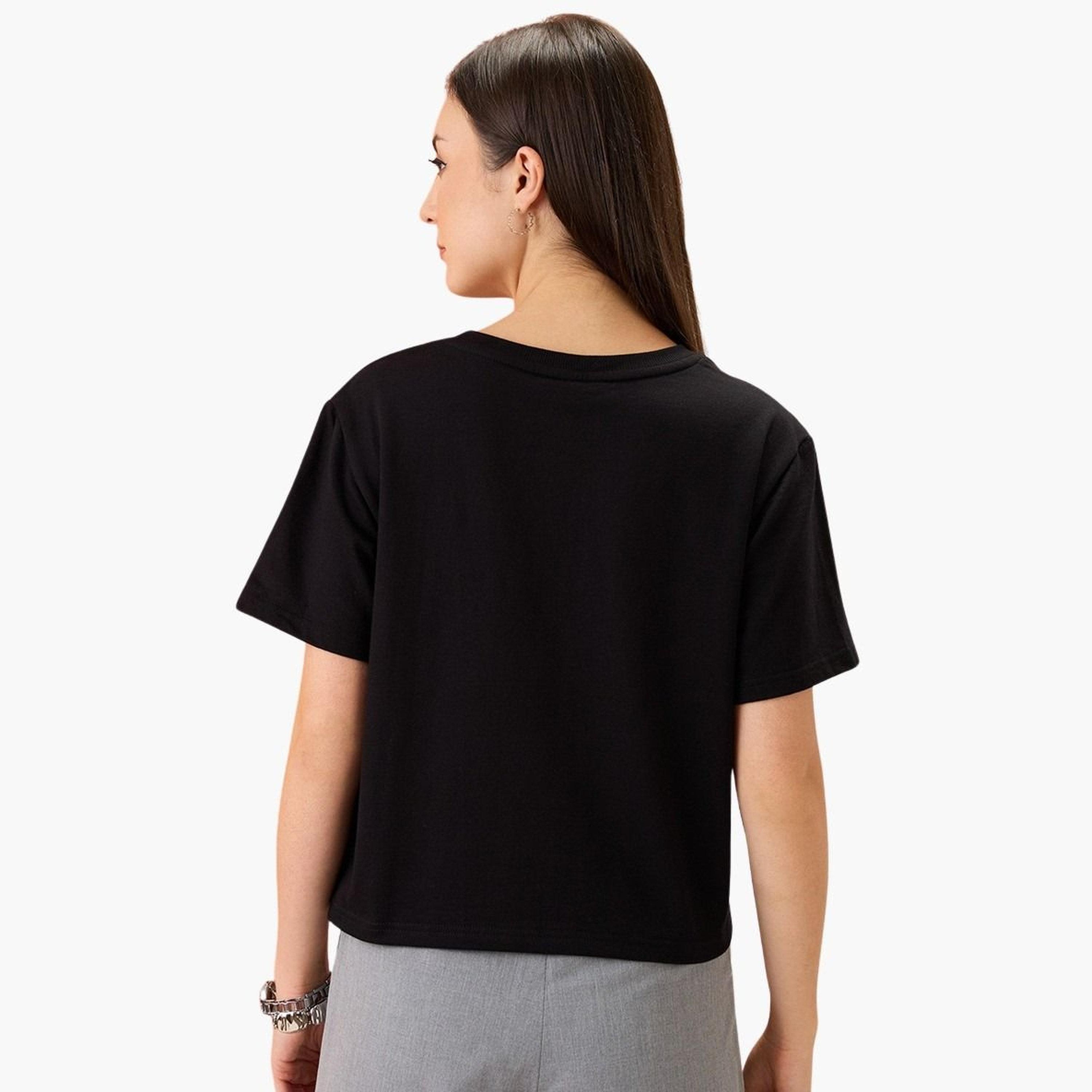 غلوبوس × ستايلي - تي شيرت قصير مزين بشعار أسود للنساء-women-clothing-tshirts-image-3