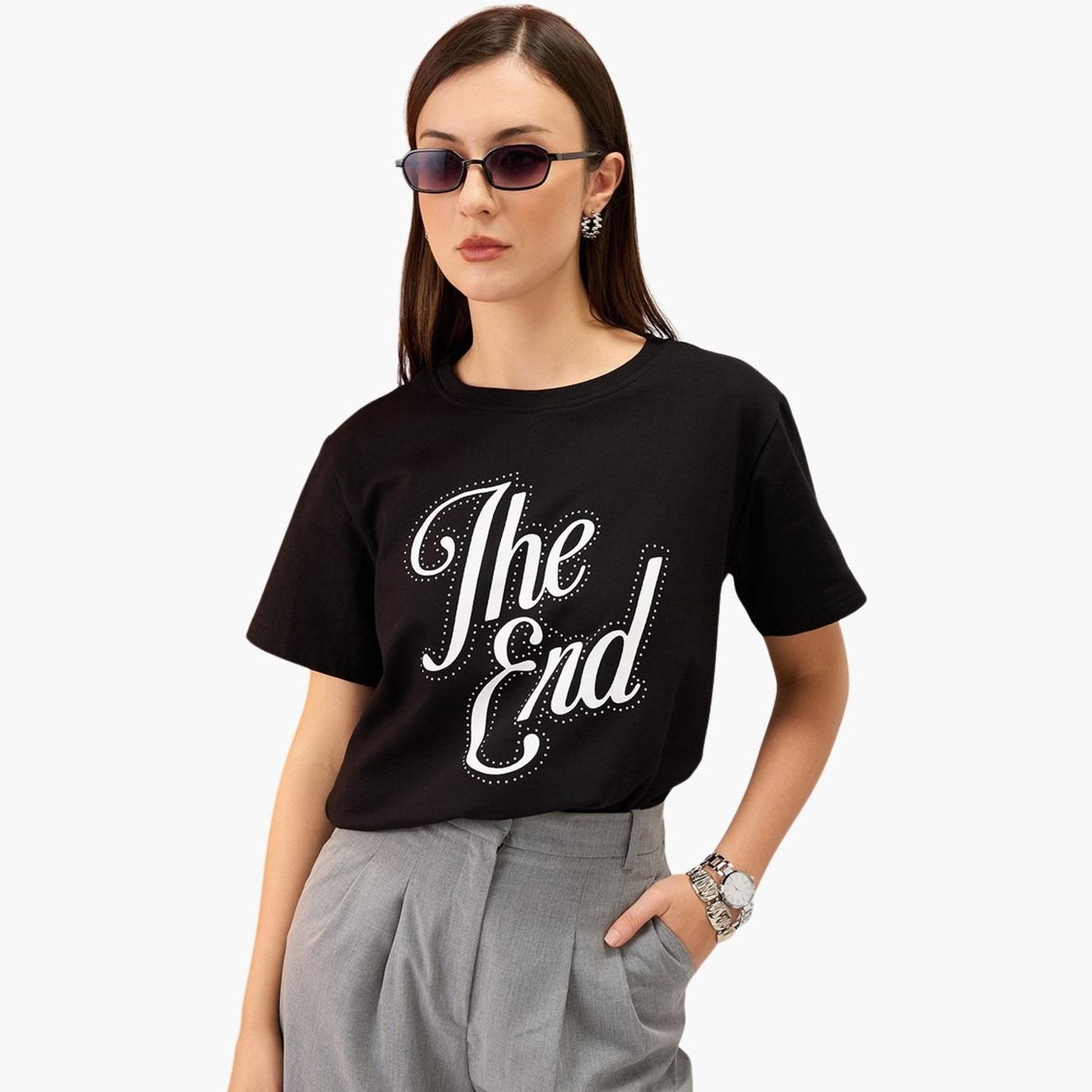 غلوبوس × ستايلي - تي شيرت قصير مزين بشعار أسود للنساء-women-clothing-tshirts-image-5