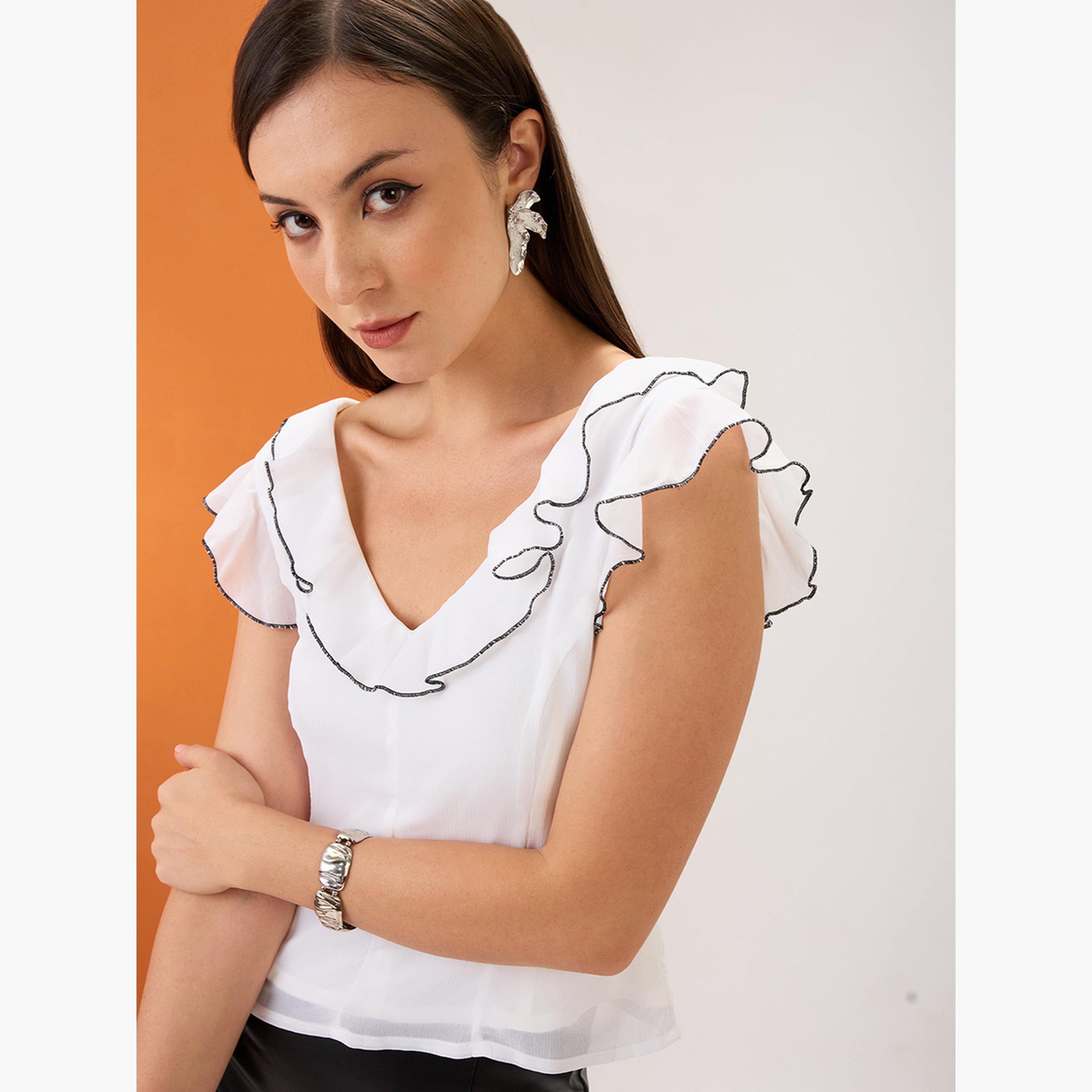 غلوبوص × ستايلي - بلوزة نسائية بيضاء رقبة حرف V وتفاصيل كشكشة-women-clothing-shirtsandblouses-blouses-image-3