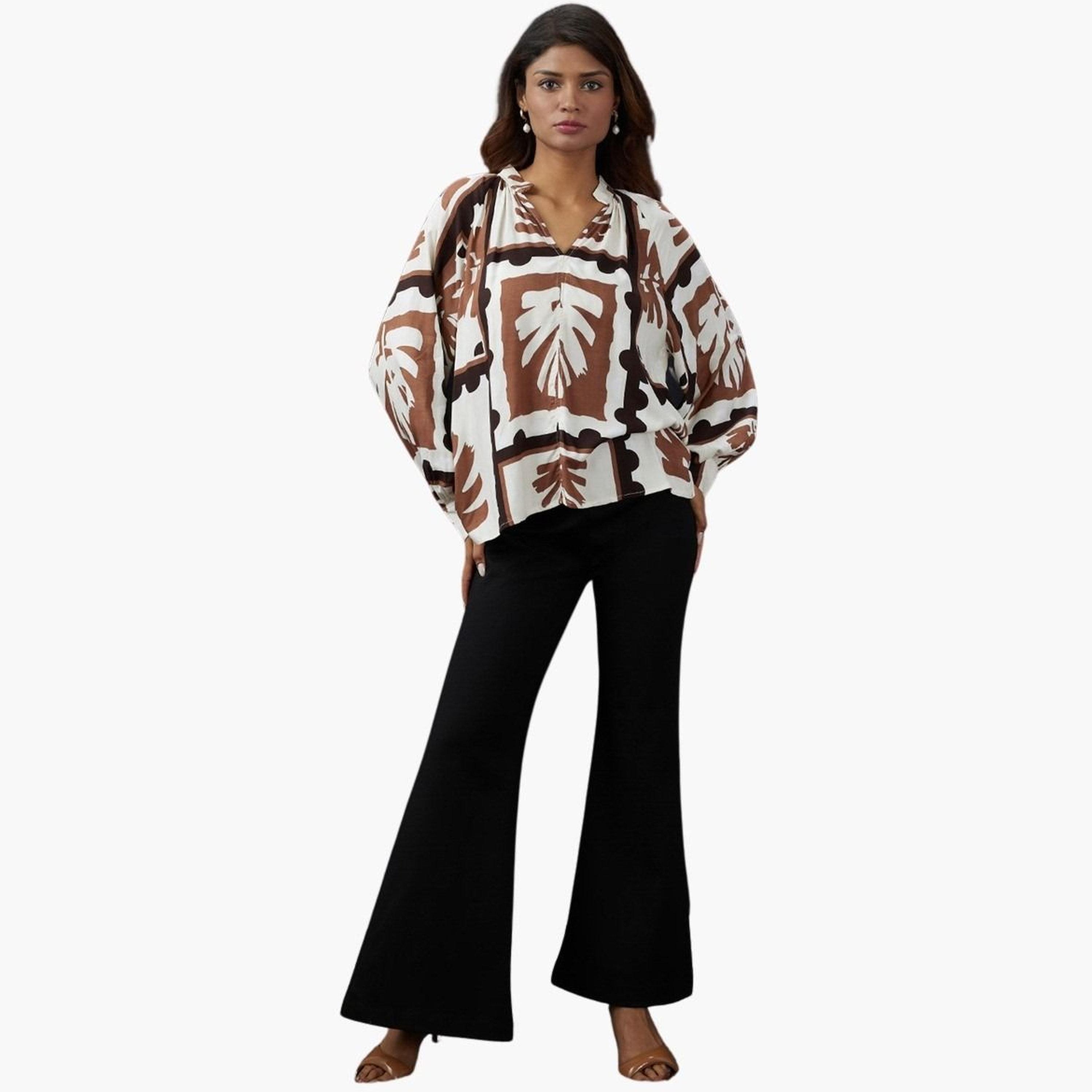 غلوبوس × ستايلي - بلوزة بنية اللون نقشة تجريدية وفتحة رقبة على شكل حرف V للنساء-women-clothing-tshirts-image-2