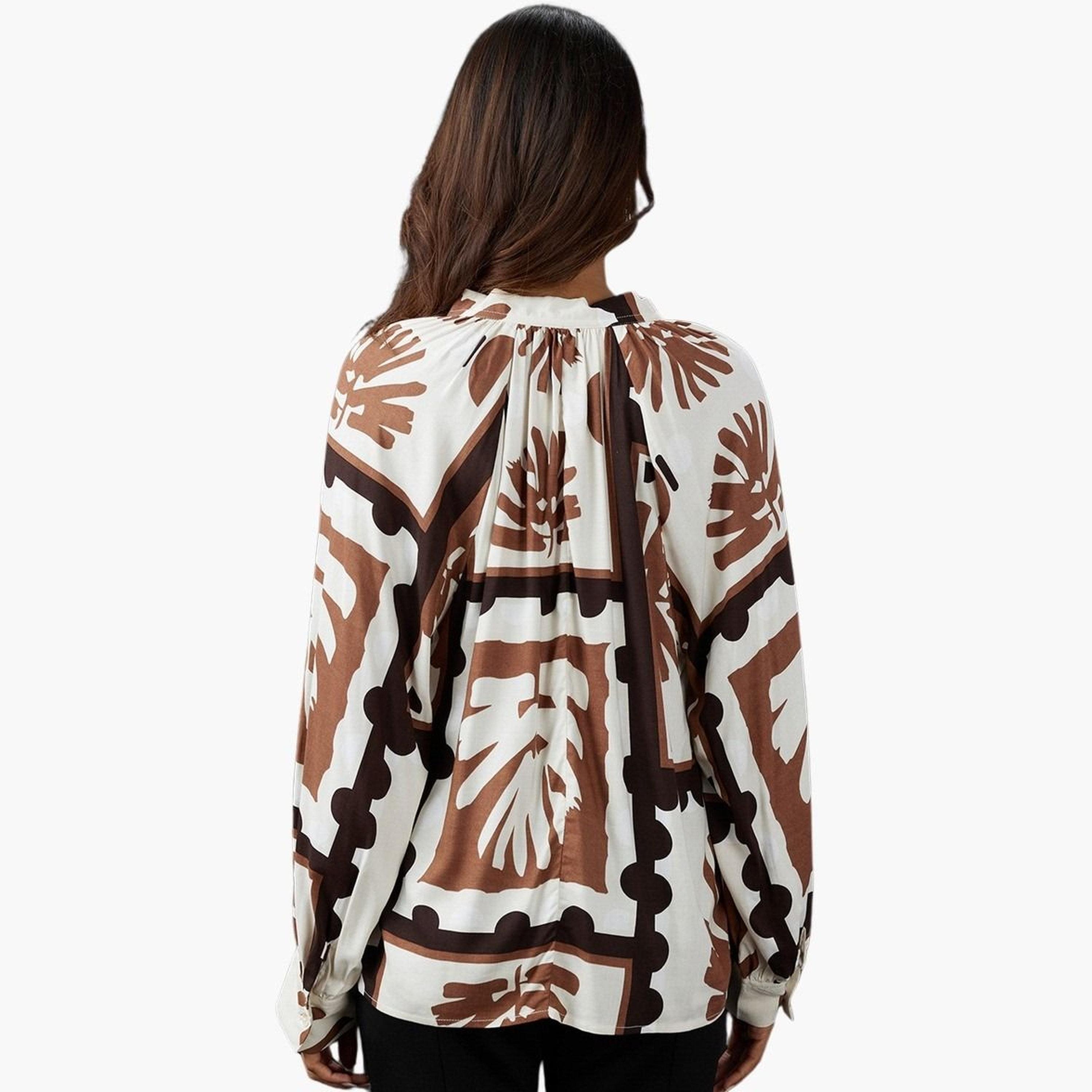 غلوبوس × ستايلي - بلوزة بنية اللون نقشة تجريدية وفتحة رقبة على شكل حرف V للنساء-women-clothing-tshirts-image-4