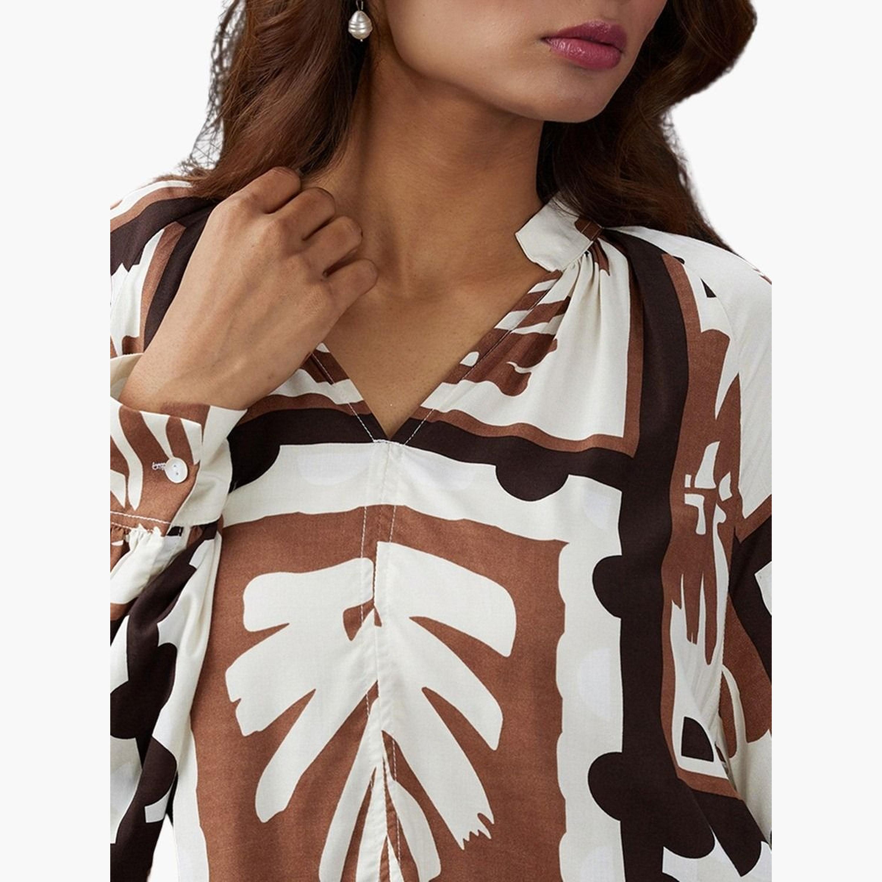 غلوبوس × ستايلي - بلوزة بنية اللون نقشة تجريدية وفتحة رقبة على شكل حرف V للنساء-women-clothing-tshirts-image-3