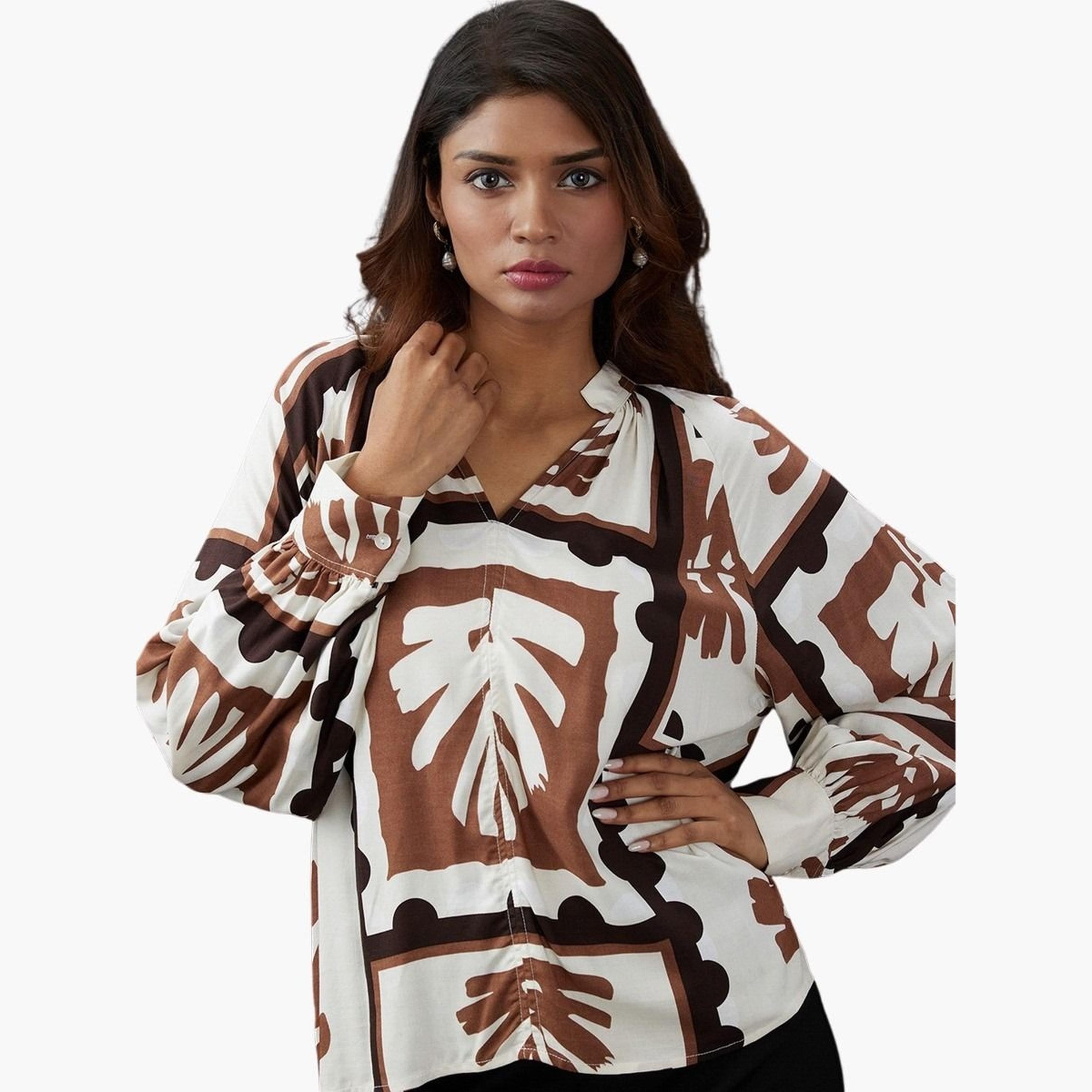 غلوبوس × ستايلي - بلوزة بنية اللون نقشة تجريدية وفتحة رقبة على شكل حرف V للنساء-women-clothing-tshirts-image-2