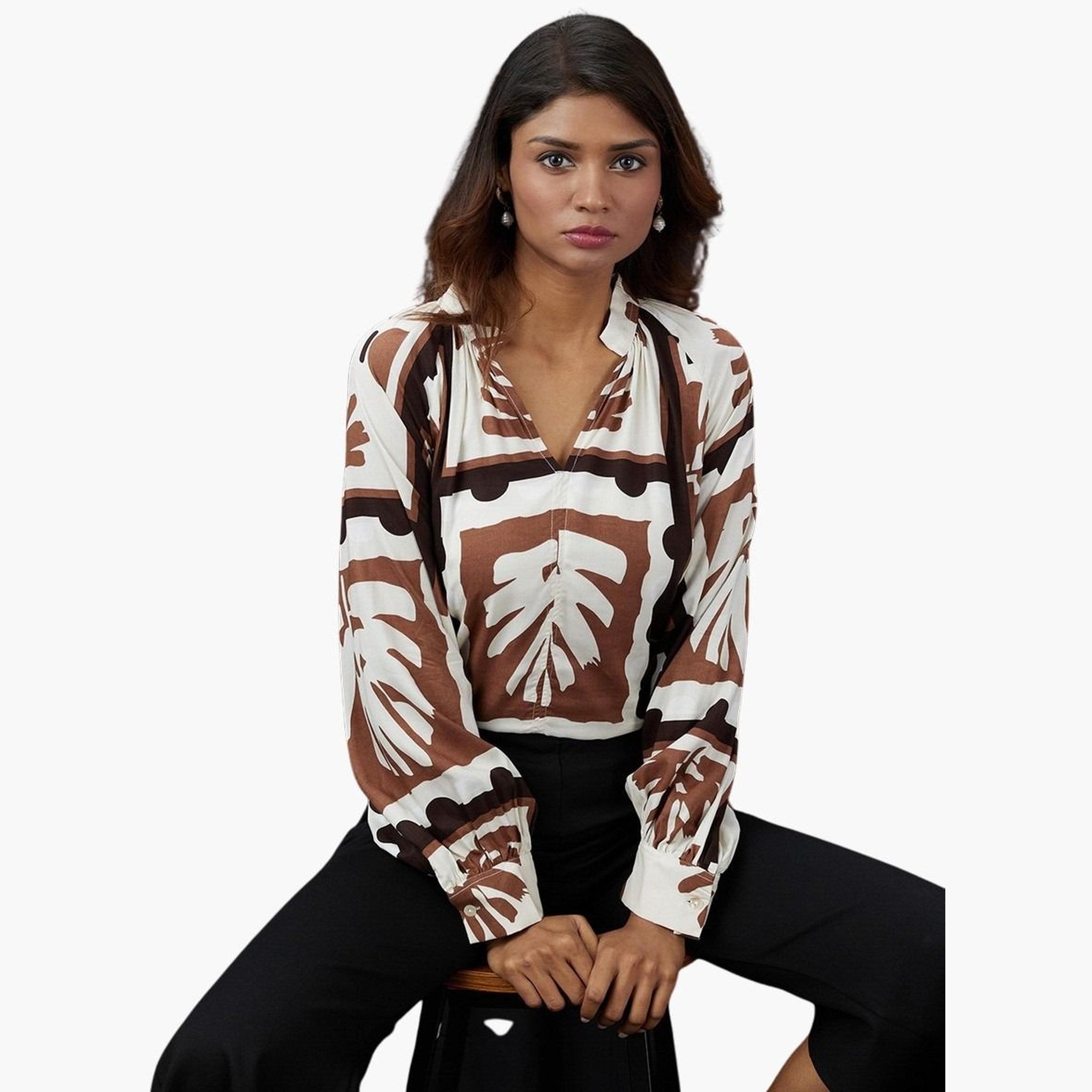 غلوبوس × ستايلي - بلوزة بنية اللون نقشة تجريدية وفتحة رقبة على شكل حرف V للنساء-women-clothing-tshirts-image-1