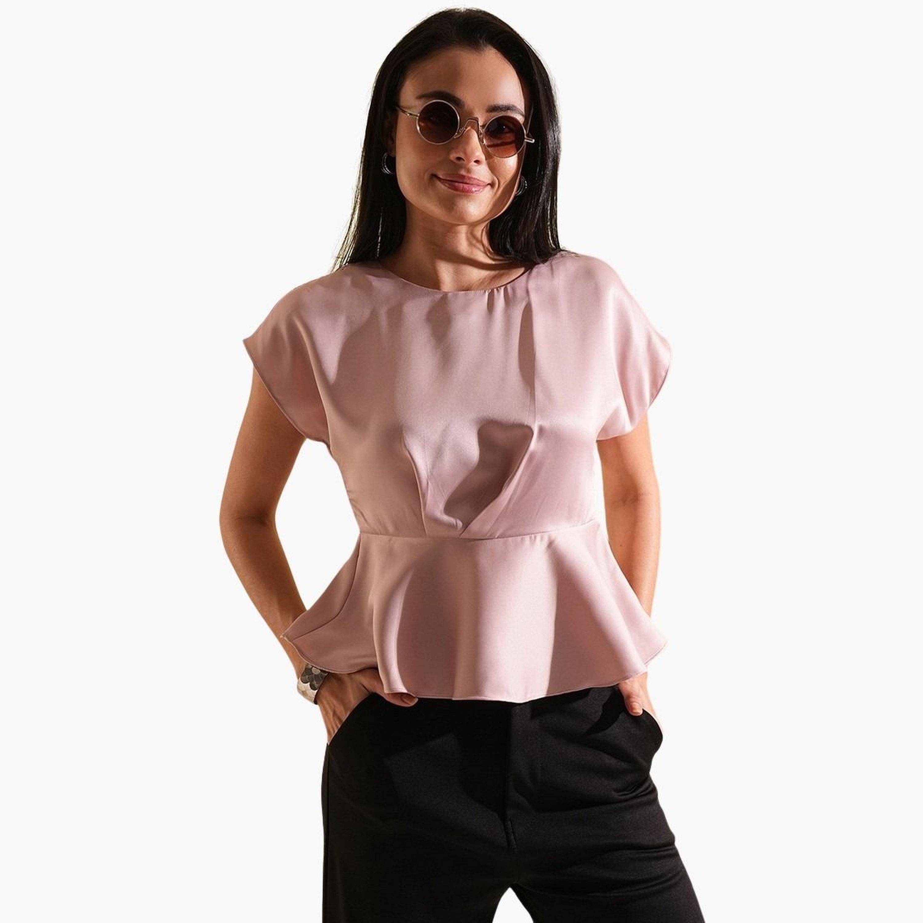 غلوبوس × ستايلي - بلوزة بيبلوم بأكمام طويلة من الساتان الوردي للنساء-women-clothing-tshirts-image-1