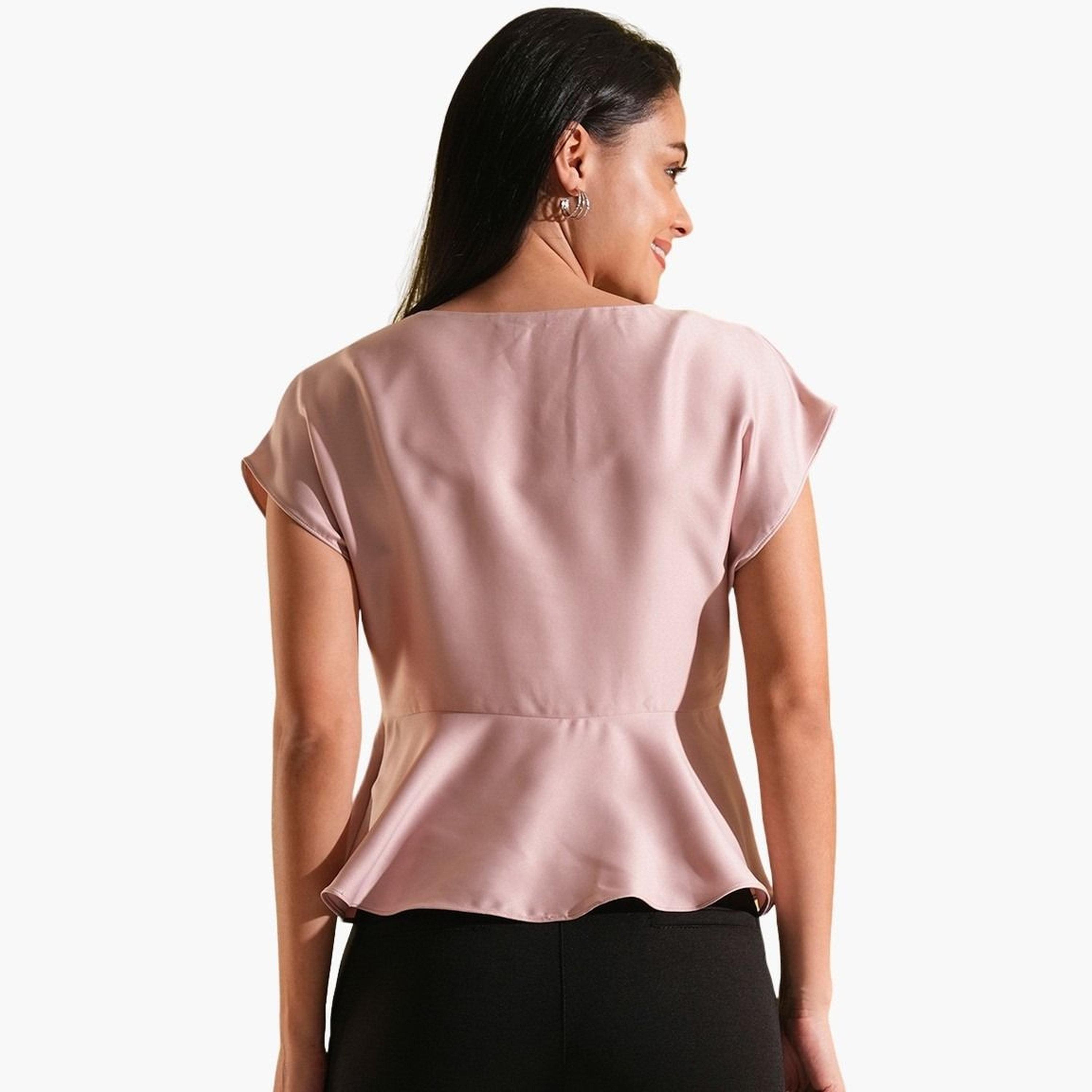 غلوبوس × ستايلي - بلوزة بيبلوم بأكمام طويلة من الساتان الوردي للنساء-women-clothing-tshirts-image-3