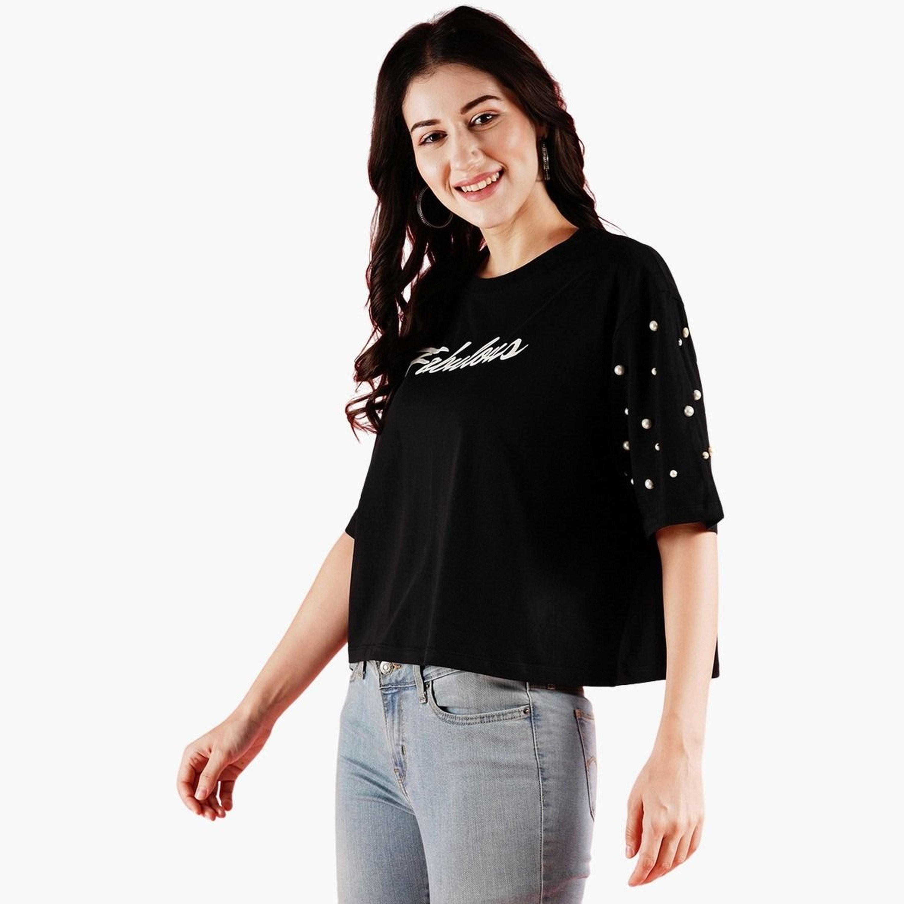 غلوبوس × ستايلي - تي شيرت أسود مرصع بشعار مطبوع للنساء-women-clothing-tshirts-image-1