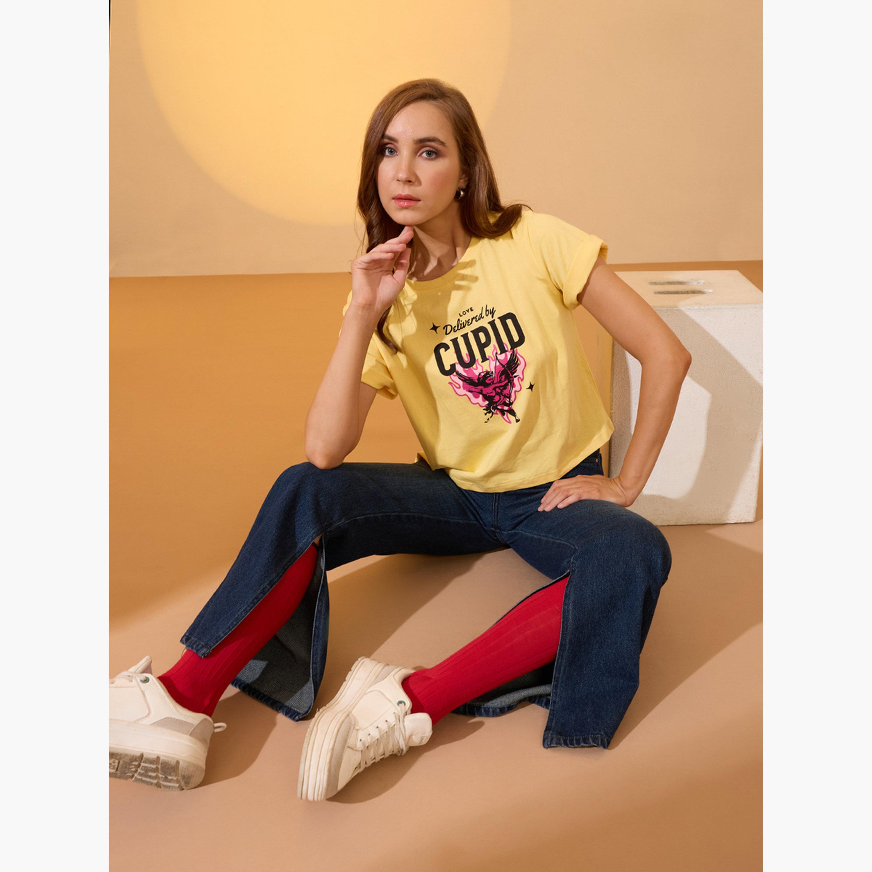 غلوبوص × ستايلي - تي شيرت أصفر قصير بطبعة غرافيكية رقبة مستديرة ومقاس واسع-women-clothing-tshirts-image-4
