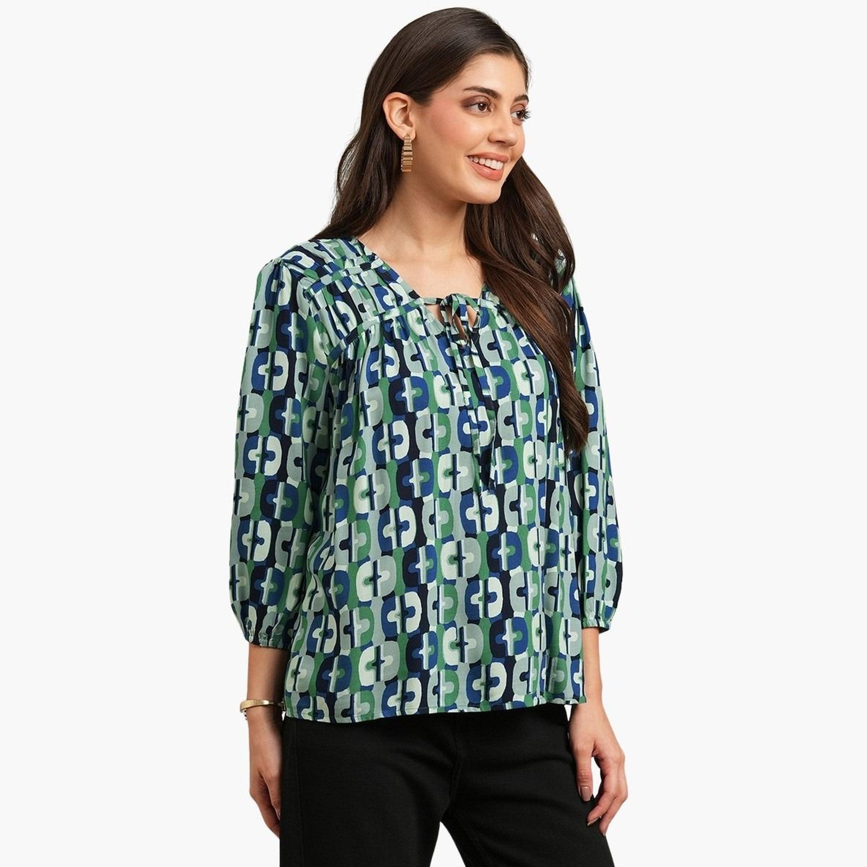 غلوبوس × ستايلي - بلوزة خضراء نقشة تجريدية مع رباط حول الرقبة للنساء-women-clothing-tshirts-image-1