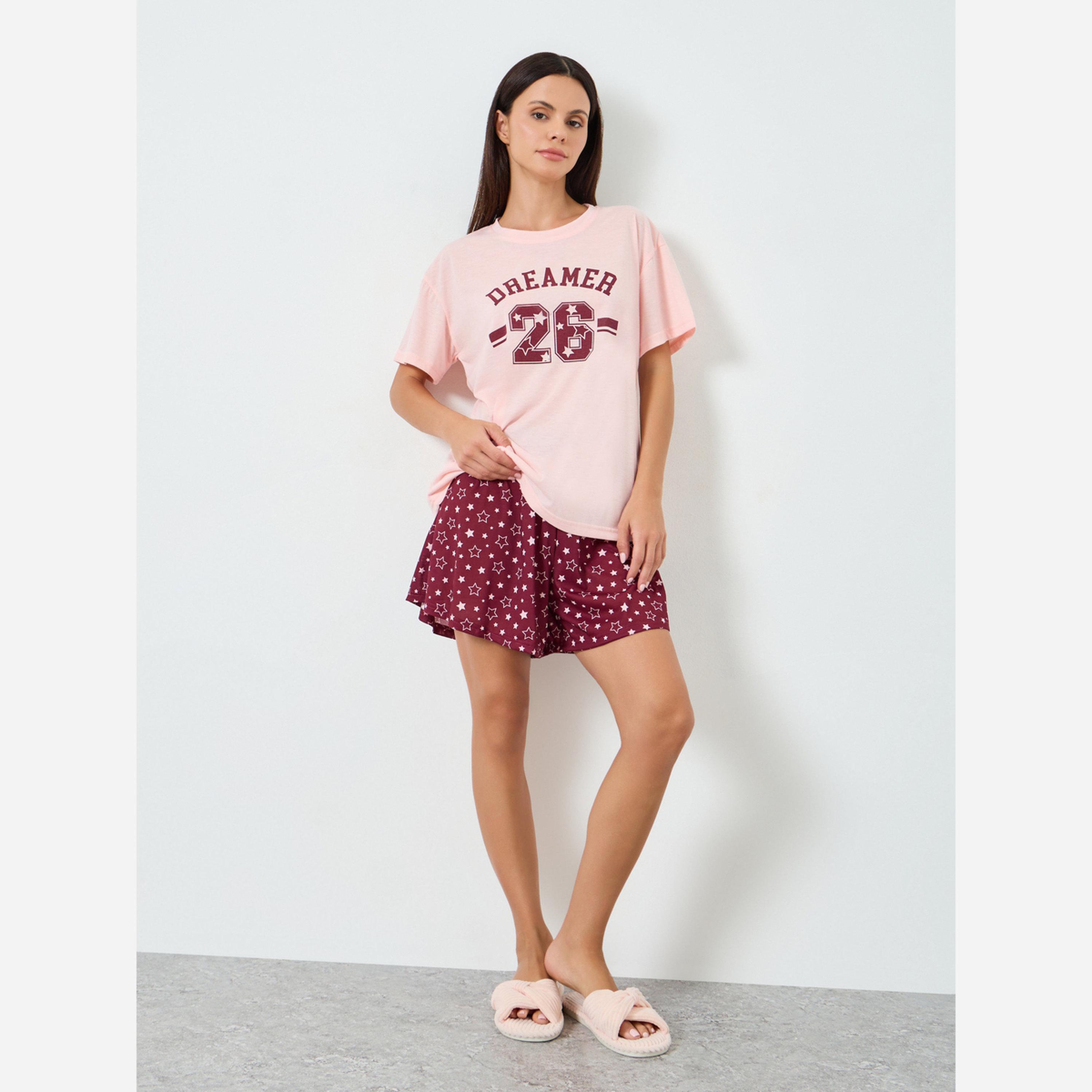 ستايلي - طقم تيشيرت وشورت تصميم "دريمر" طبعة مميزة وأكتاف منسدلة-women-clothing-nightwear-pyjamas-shortsets-image-2