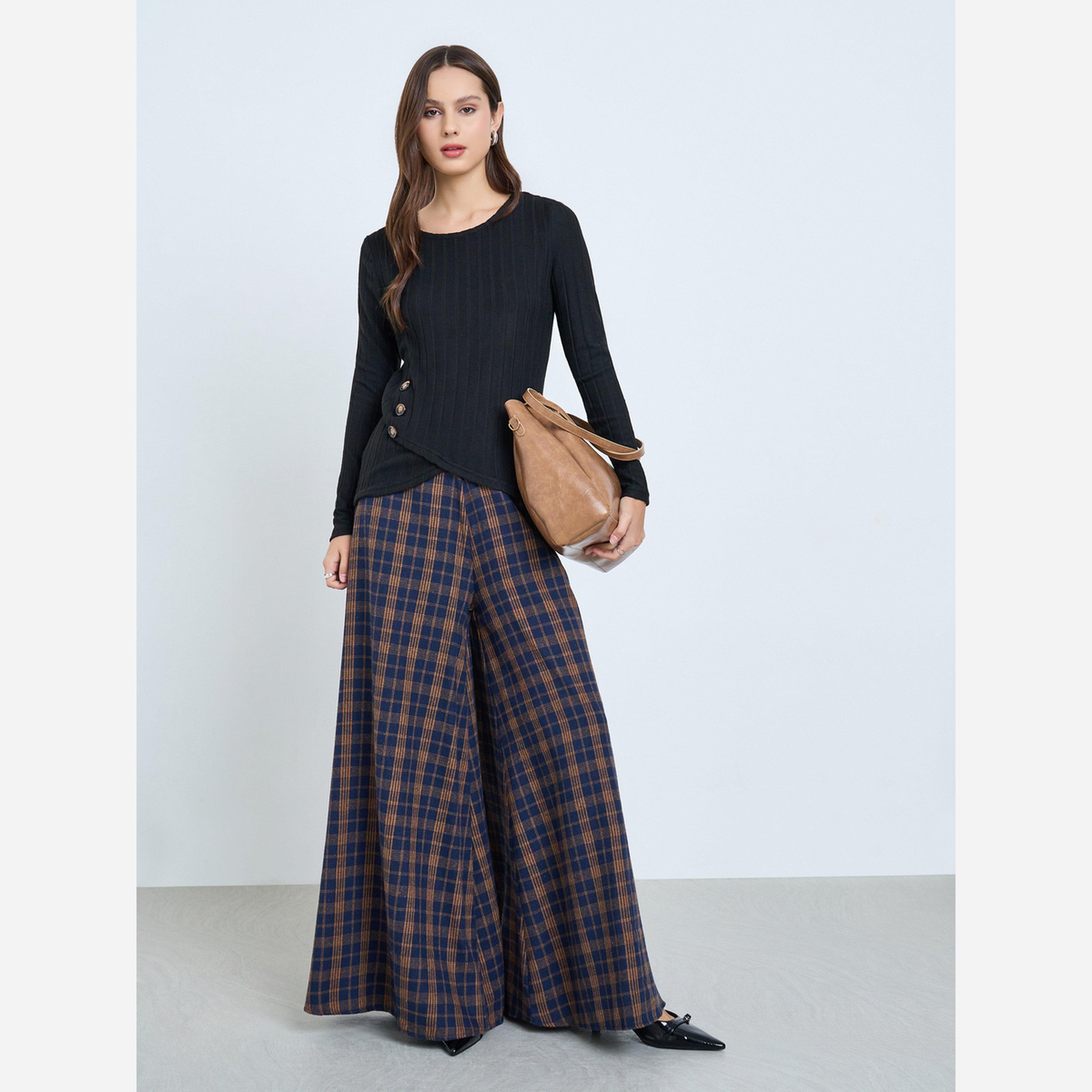تيك تو - بلوزة لون أسود محبوكة مضلعة بتفاصيل أزرار-women-clothing-shirtsandblouses-blouses-image-2