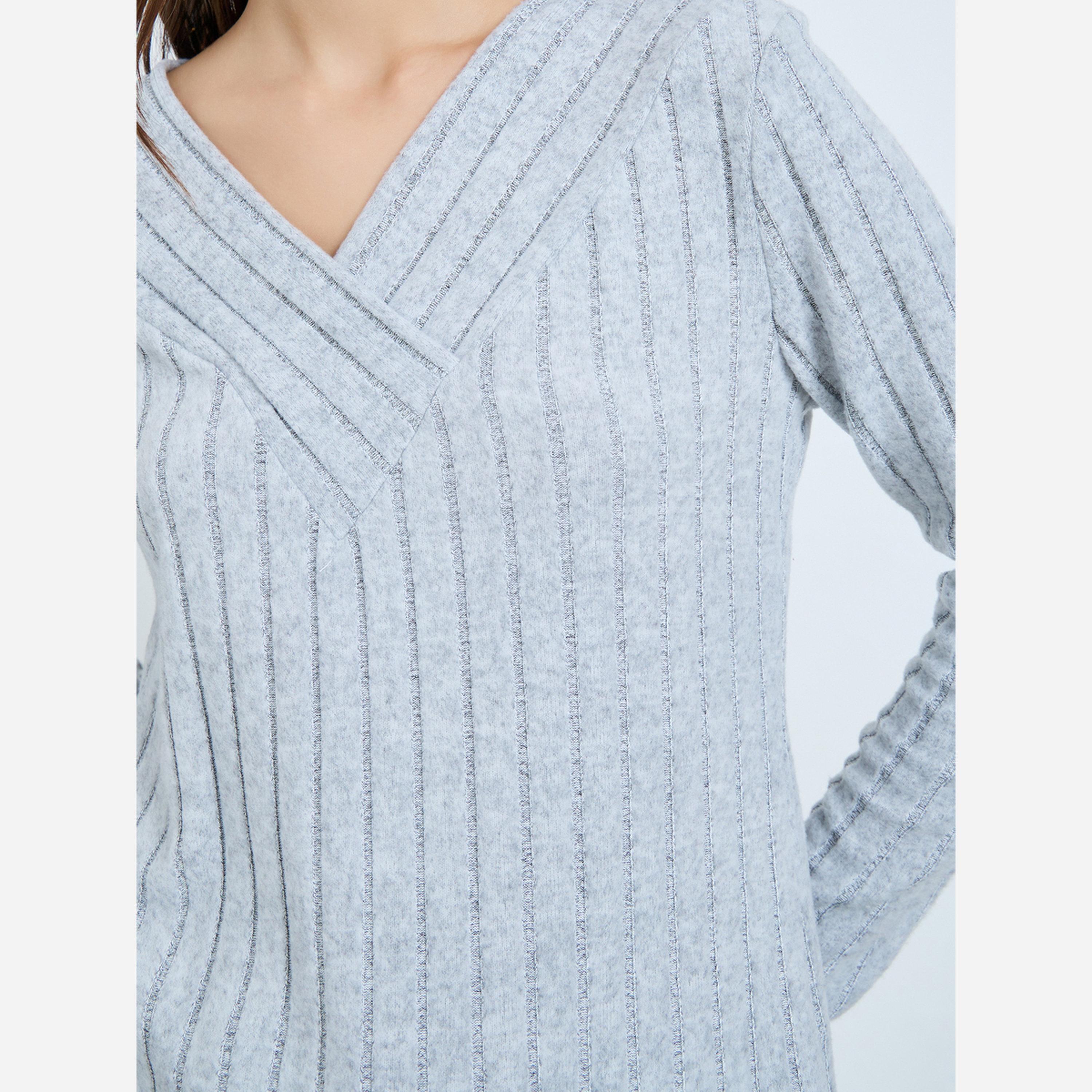 تيك تو - بلوزة لون رمادي ياقة شكل سبعة وأكمام طويلة-women-clothing-shirtsandblouses-blouses-image-3