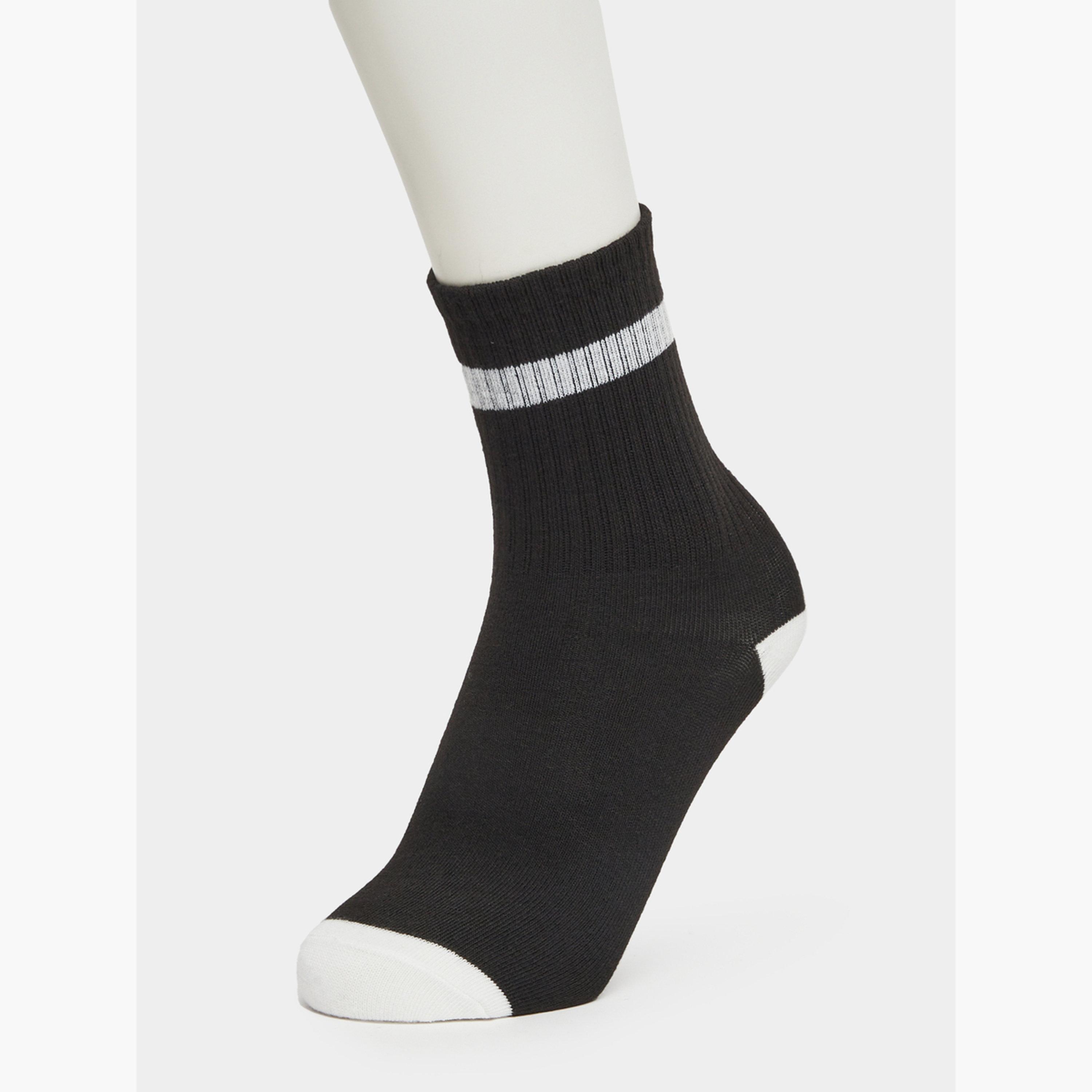 ستايلي - عبوة من 3 جوارب قصيرة بحافة بتفاصيل بارزة-men-socks-image-4