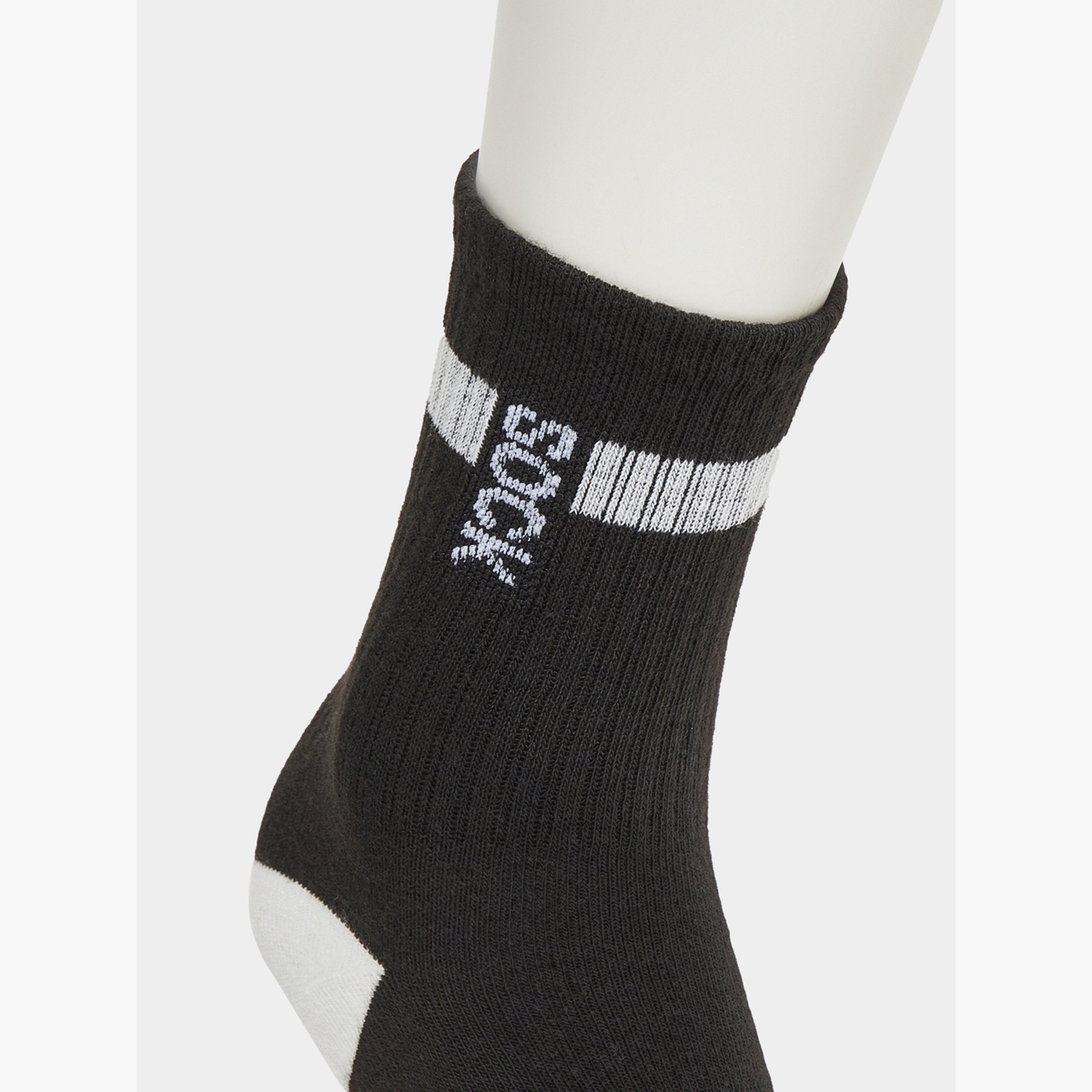 ستايلي - عبوة من 3 جوارب قصيرة بحافة بتفاصيل بارزة-men-socks-image-5