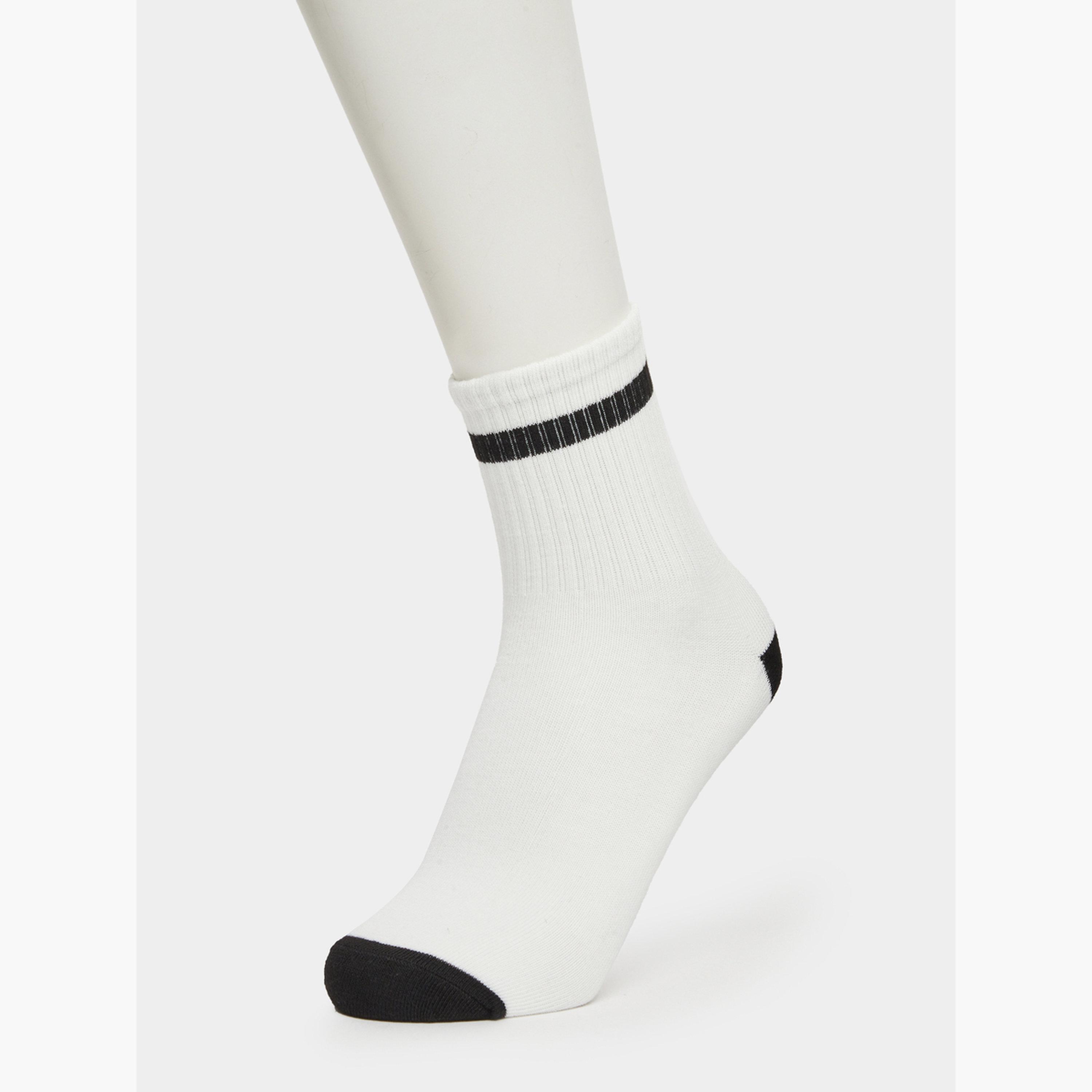 ستايلي - عبوة من 3 جوارب قصيرة بحافة بتفاصيل بارزة-men-socks-image-6