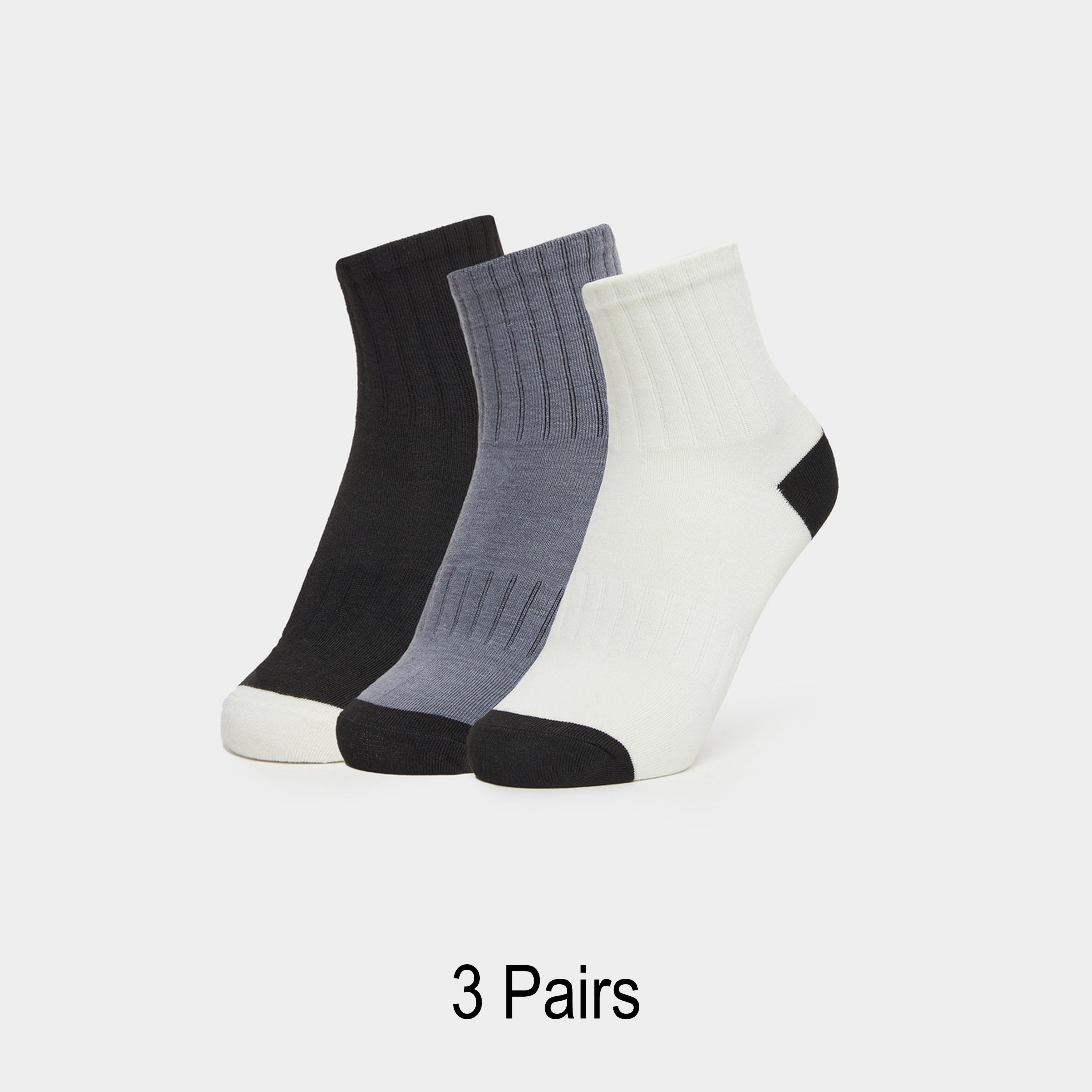 ستايلي - عبوة من 3 جوارب قصيرة بحافة بتفاصيل بارزة-men-socks-image-1