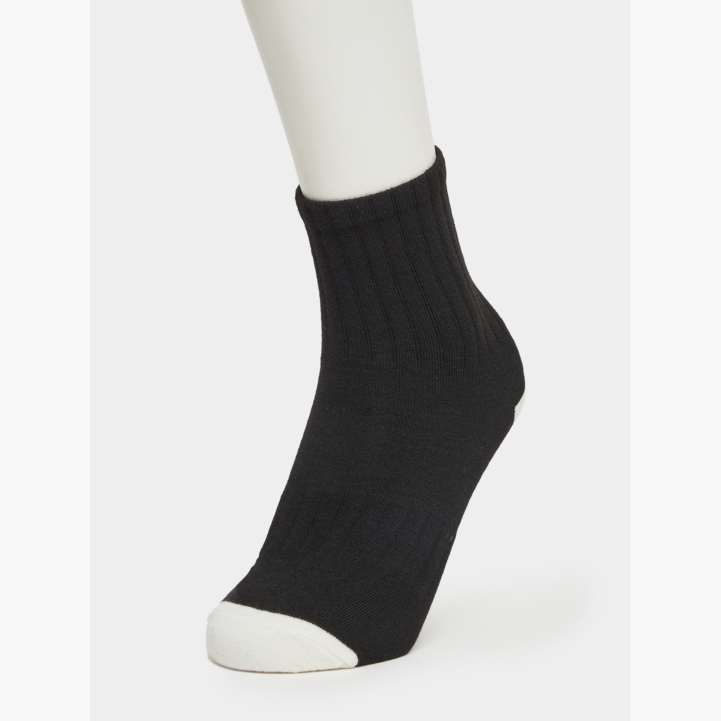 ستايلي - عبوة من 3 جوارب قصيرة بحافة بتفاصيل بارزة-men-socks-image-2