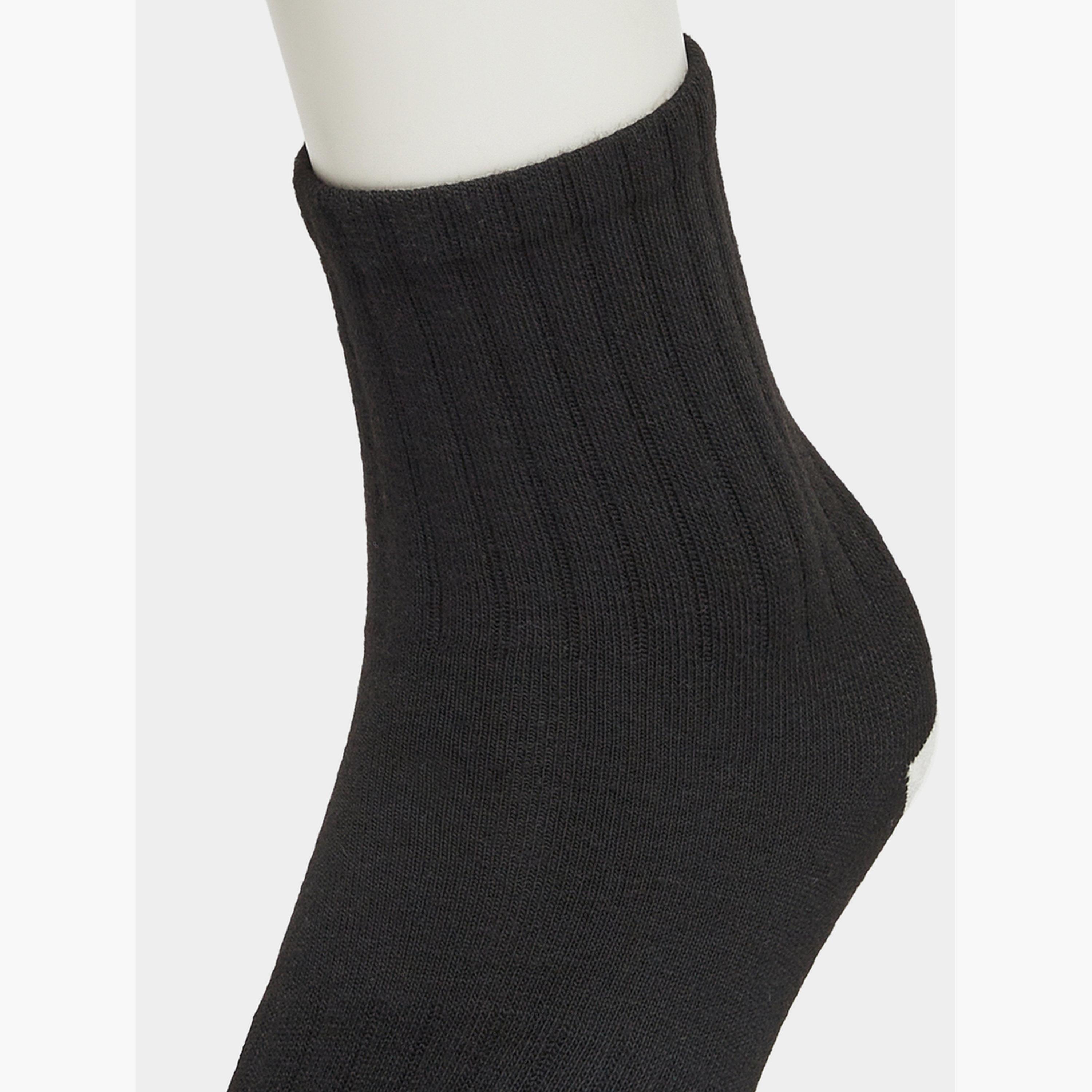 ستايلي - عبوة من 3 جوارب قصيرة بحافة بتفاصيل بارزة-men-socks-image-3