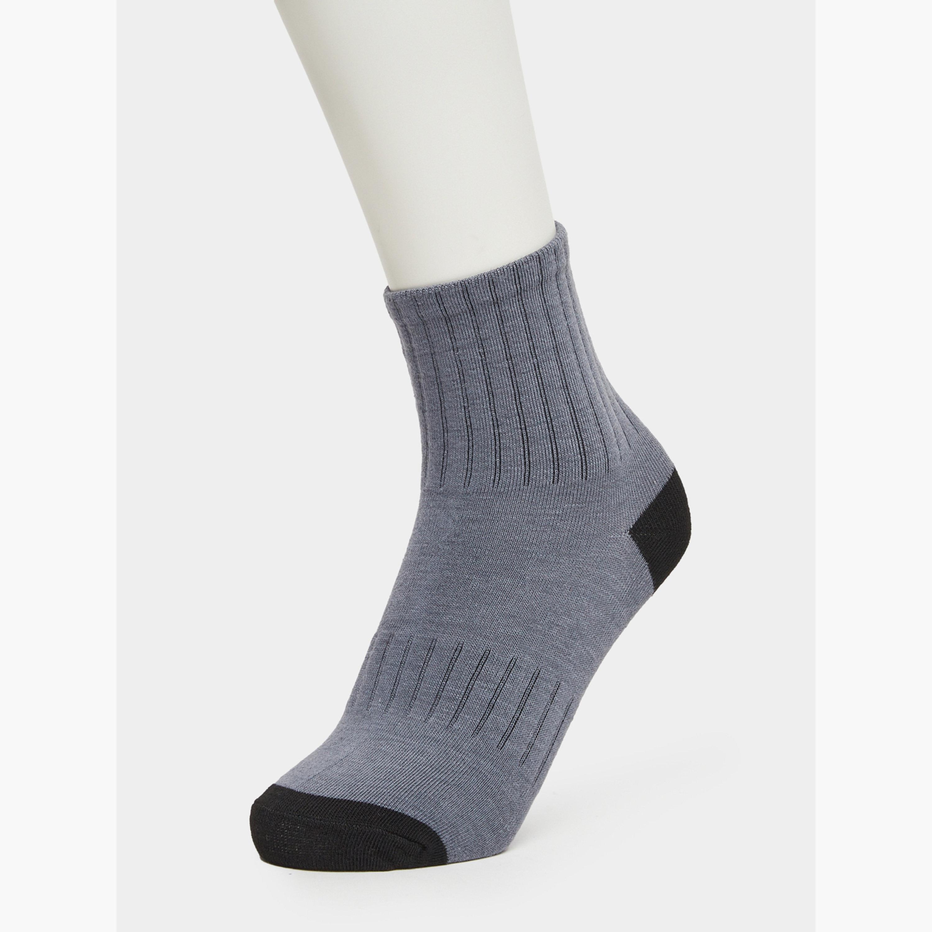 ستايلي - عبوة من 3 جوارب قصيرة بحافة بتفاصيل بارزة-men-socks-image-4