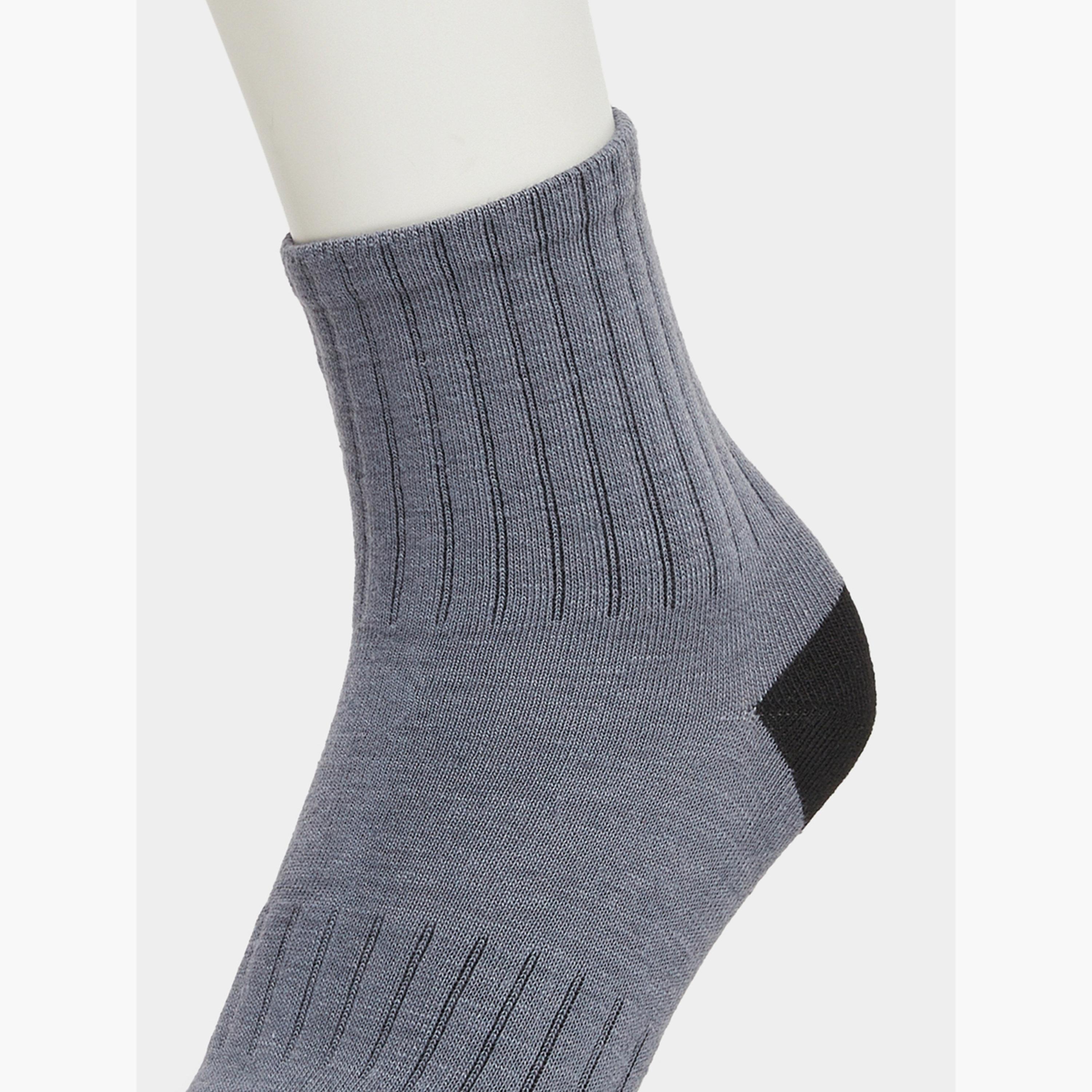 ستايلي - عبوة من 3 جوارب قصيرة بحافة بتفاصيل بارزة-men-socks-image-5