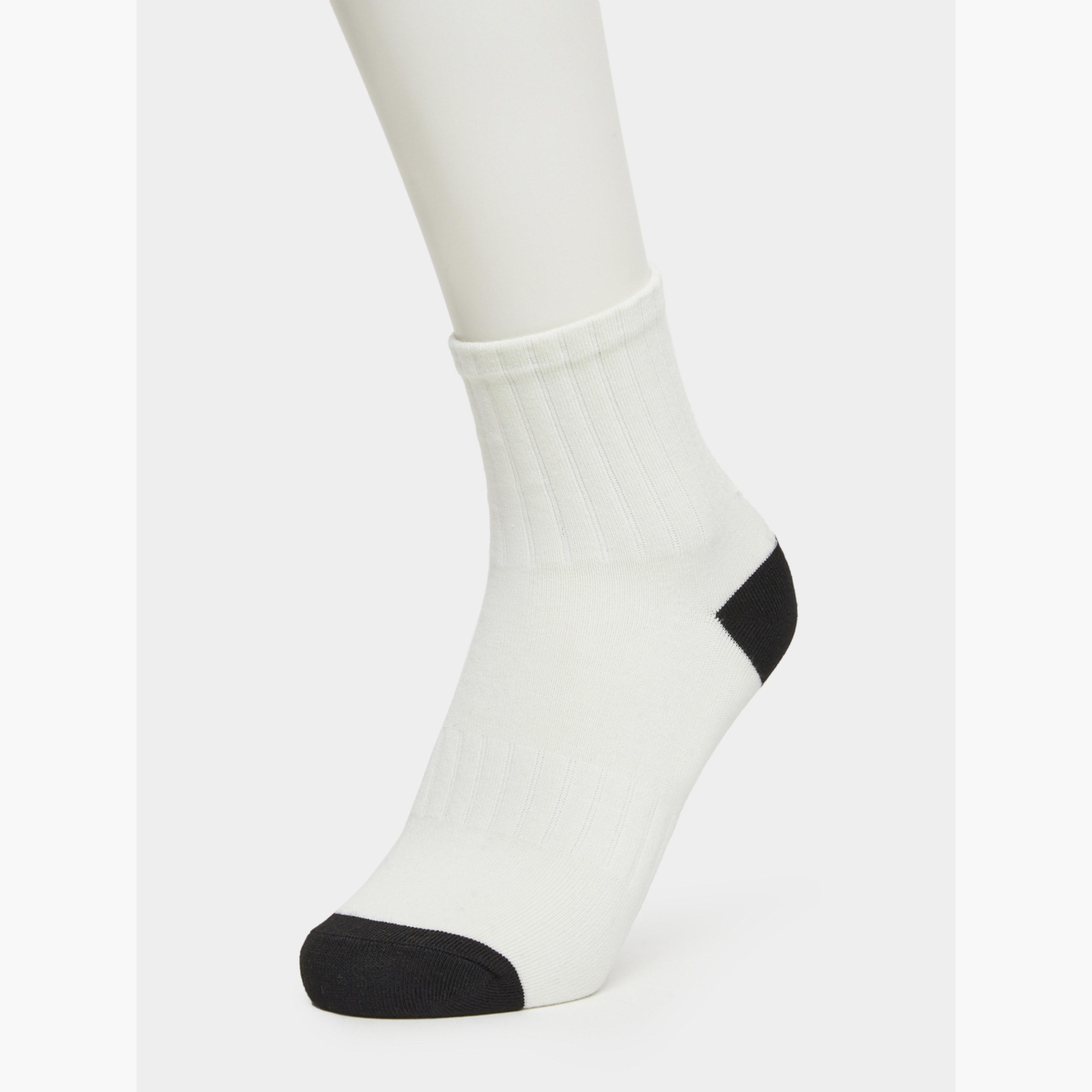 ستايلي - عبوة من 3 جوارب قصيرة بحافة بتفاصيل بارزة-men-socks-image-6