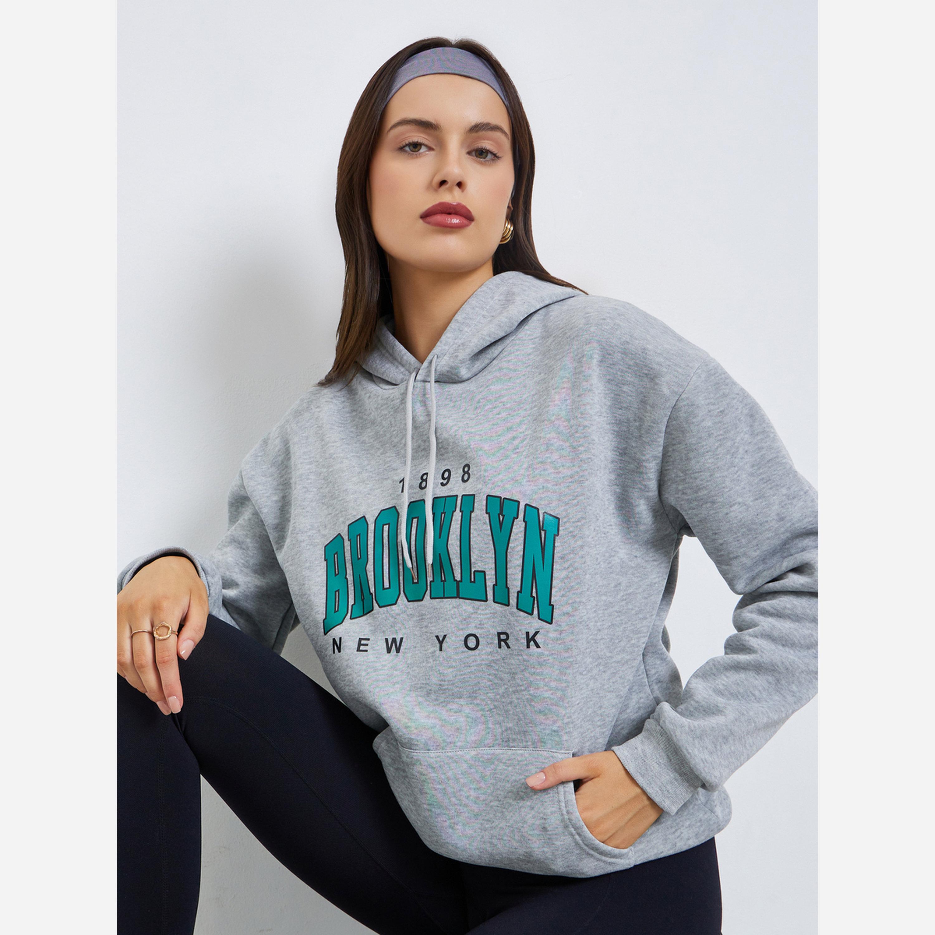 ستايلي - هودي لون رمادي طبعة بروكلين مع جيب أمامي-women-winterwear-hoodiesandsweatshirts-hoodies-image-2
