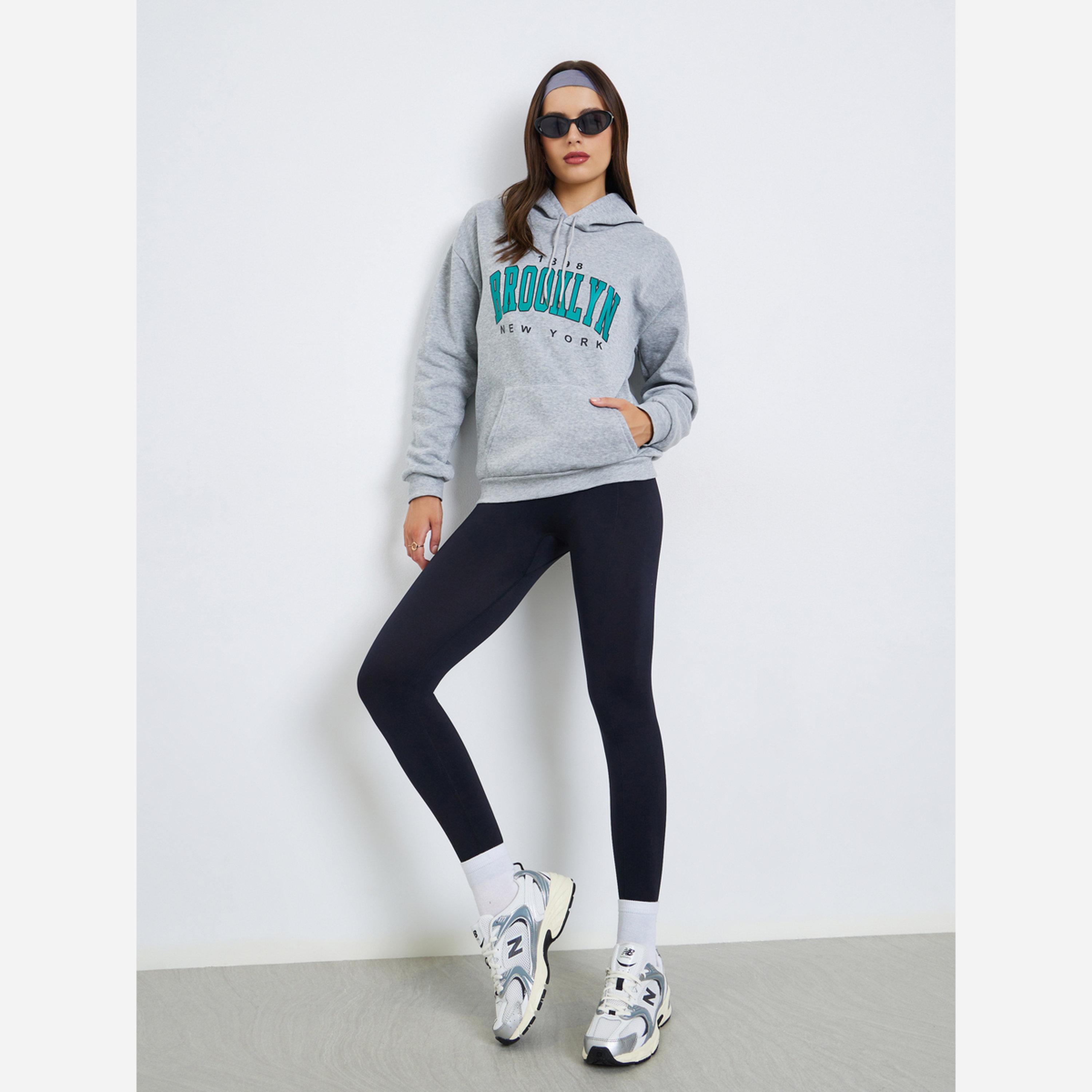ستايلي - هودي لون رمادي طبعة بروكلين مع جيب أمامي-women-winterwear-hoodiesandsweatshirts-hoodies-image-3