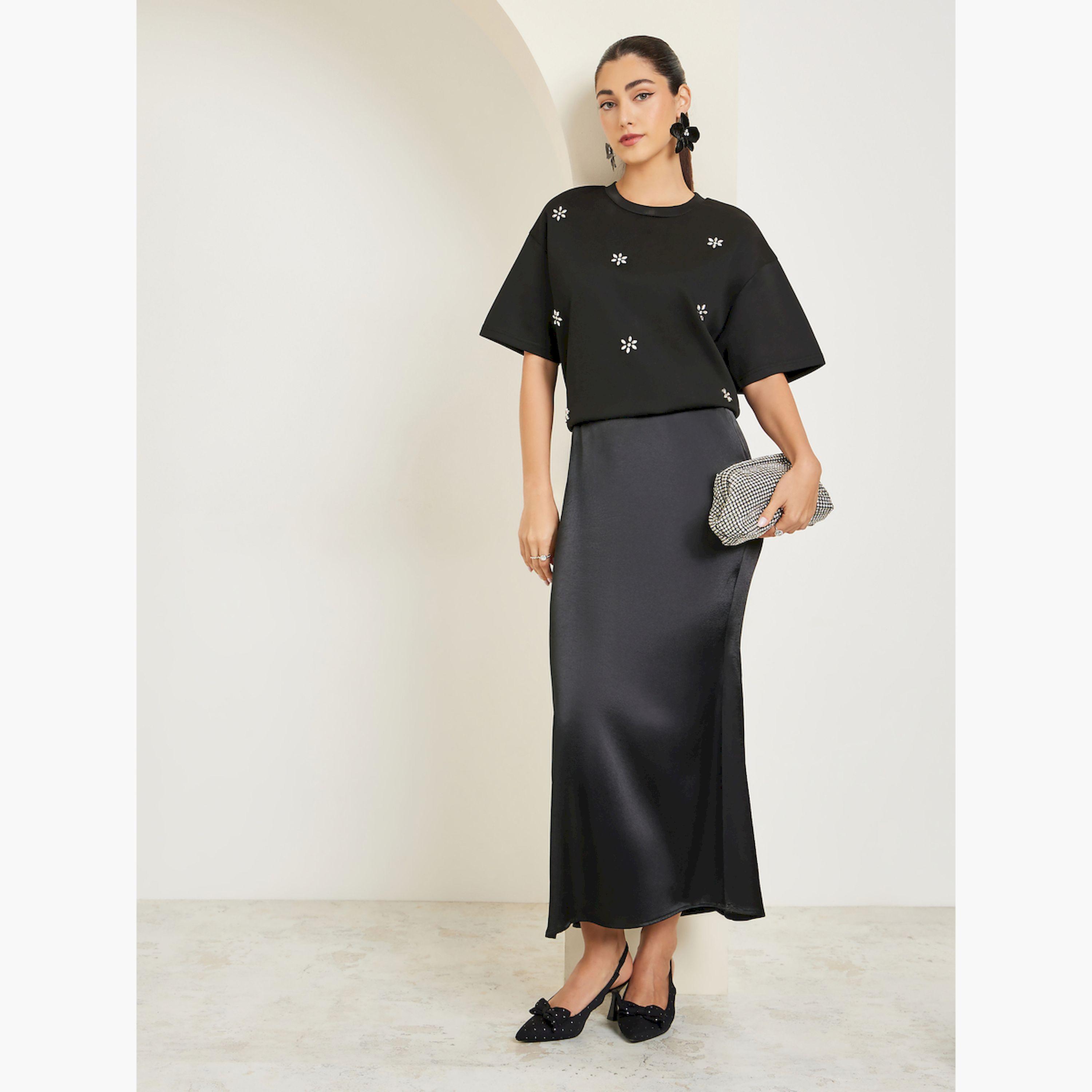 تيشيرت أسود واسع مزين بتفاصيل براقة-women-clothing-tshirts-image-2