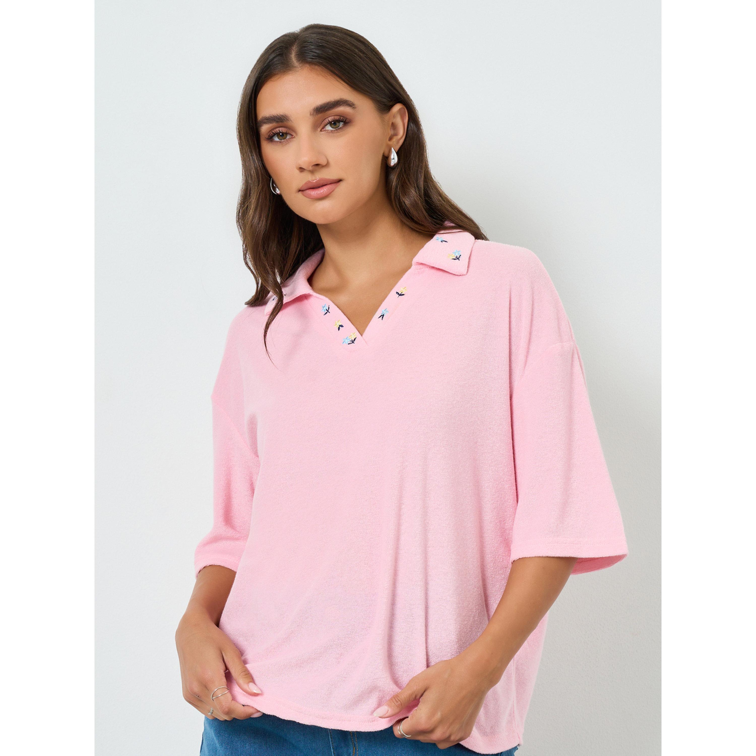 تيشيرت بياقة بولو وتفاصيل مُطرّزة-women-clothing-tshirts-image-1