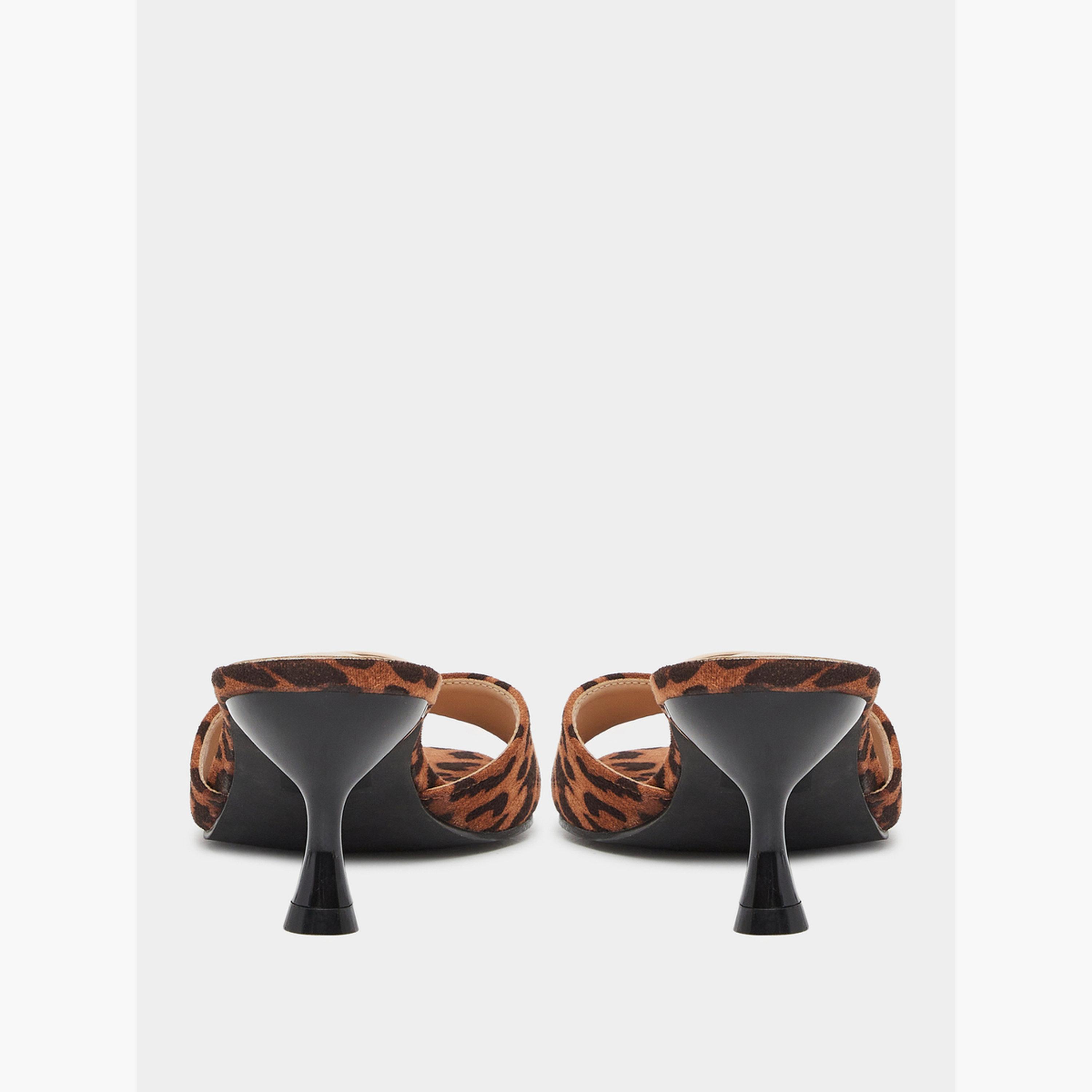 حذاء ميولز بمقدمة مفتوحة وطبعة حيوانات-women-shoes-sandals-heeled-image-2