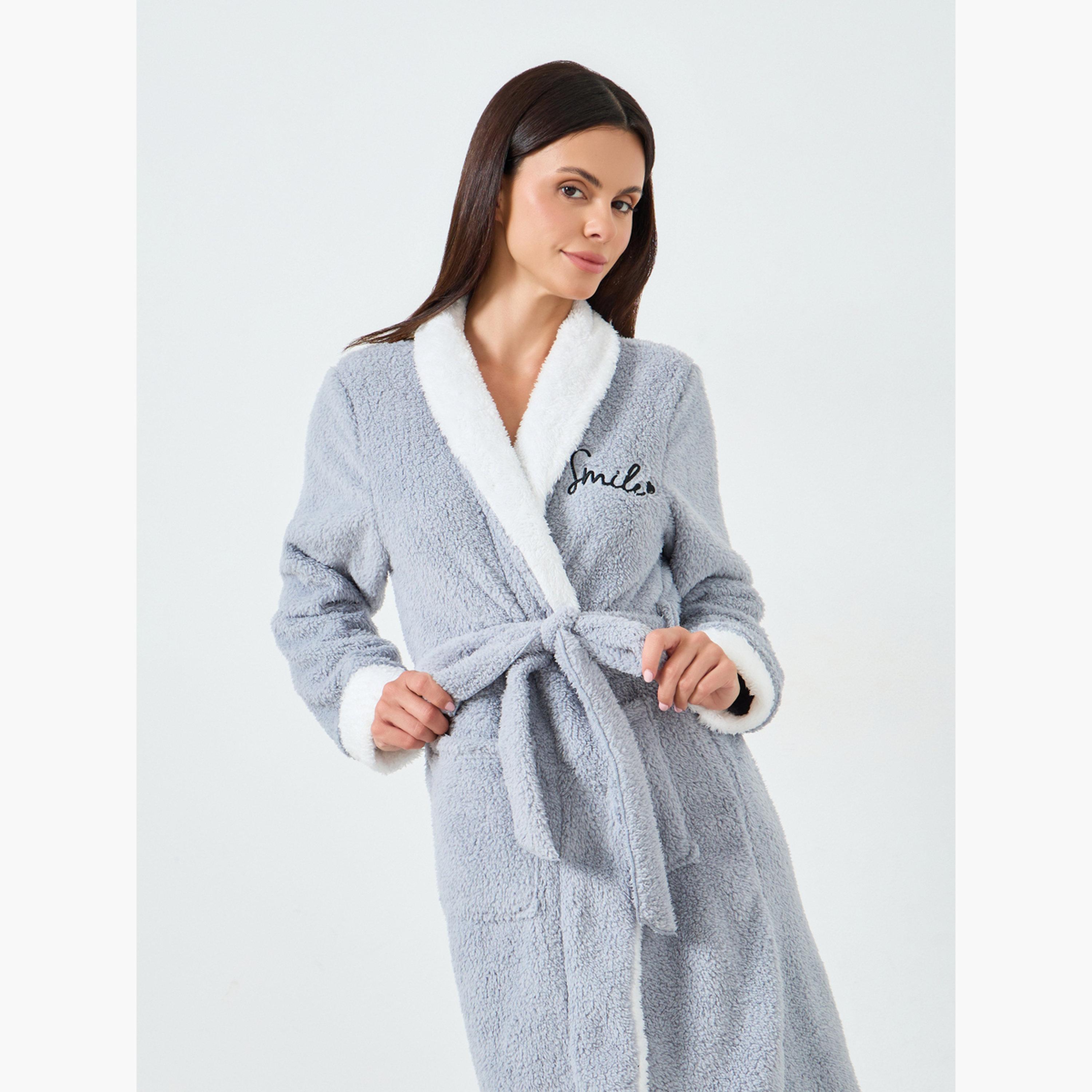 روب فليس بتفاصيل مُطرّزة-women-clothing-nightwear-robes-image-2