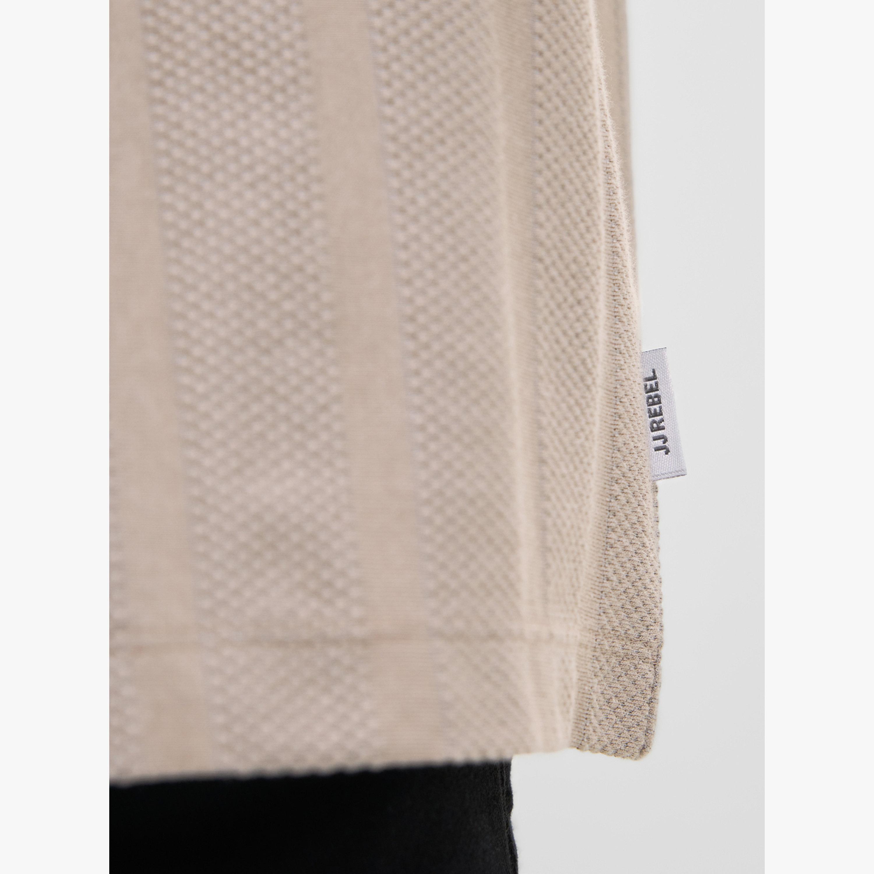 قميص بولو بتفاصيل محبوكة رجالي بأكمام طويلة وبارز الملمس-men-clothing-tshirtsandpolos-polos-image-7