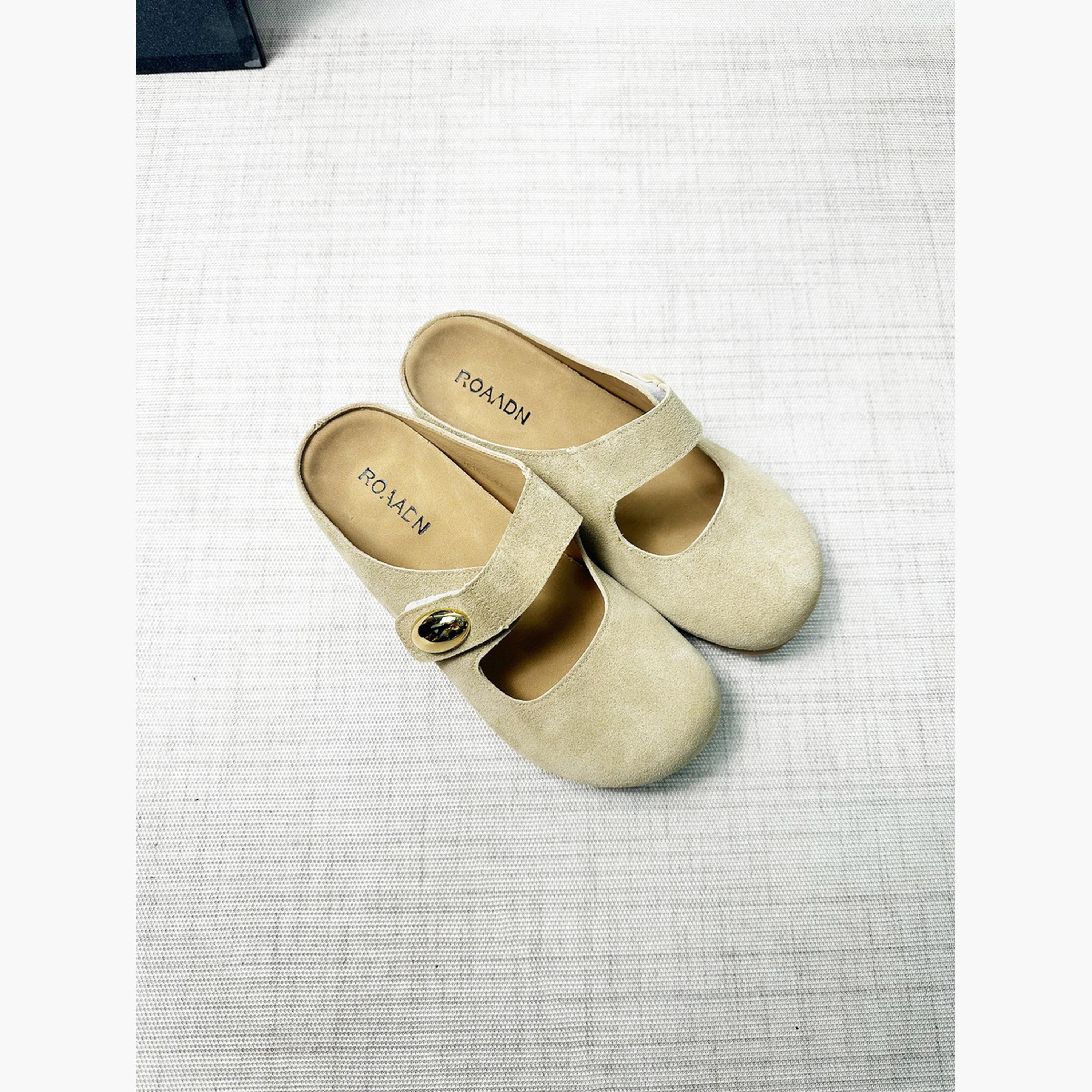 شبشب من الشمواه بتفاصيل إبزيم-women-shoes-flats-mules-image-3