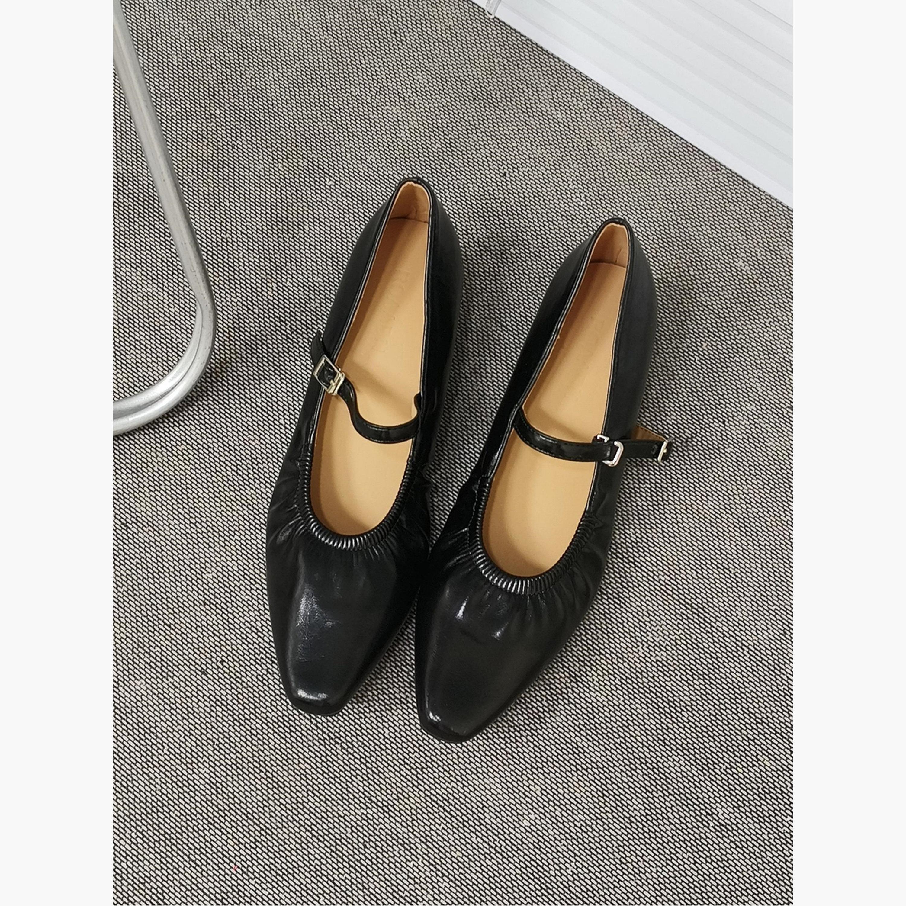 حذاء بمقدمة مدببة وتفاصيل مطاطية-women-shoes-sandals-flats-image-2