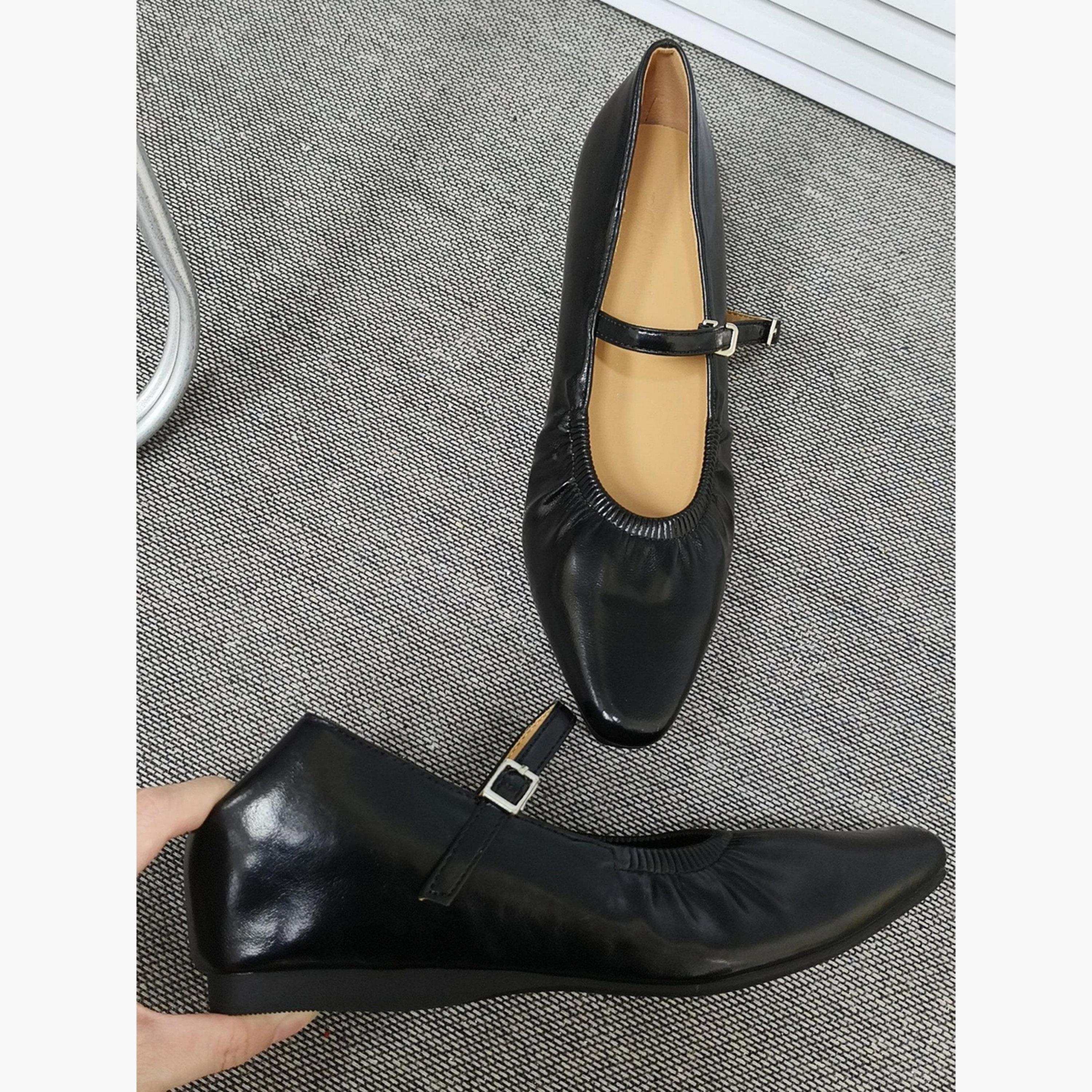 حذاء بمقدمة مدببة وتفاصيل مطاطية-women-shoes-sandals-flats-image-3