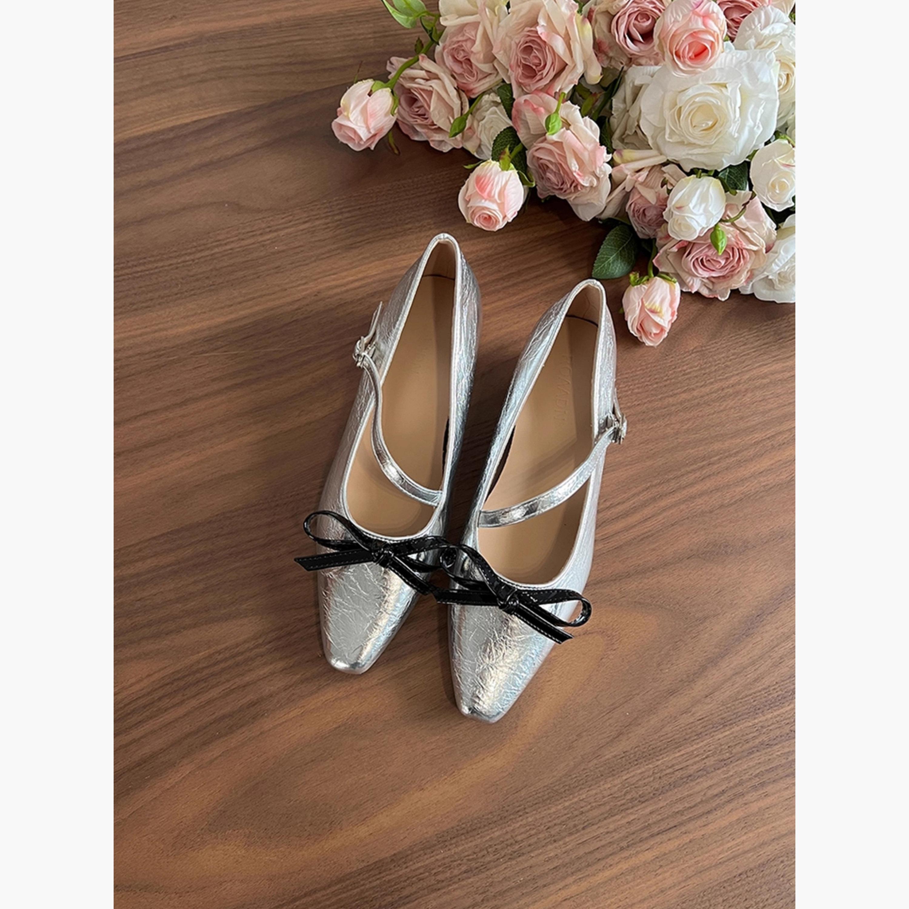 حذاء بمقدمة مدببة وتفاصيل فيونكة-women-shoes-sandals-flats-image-2