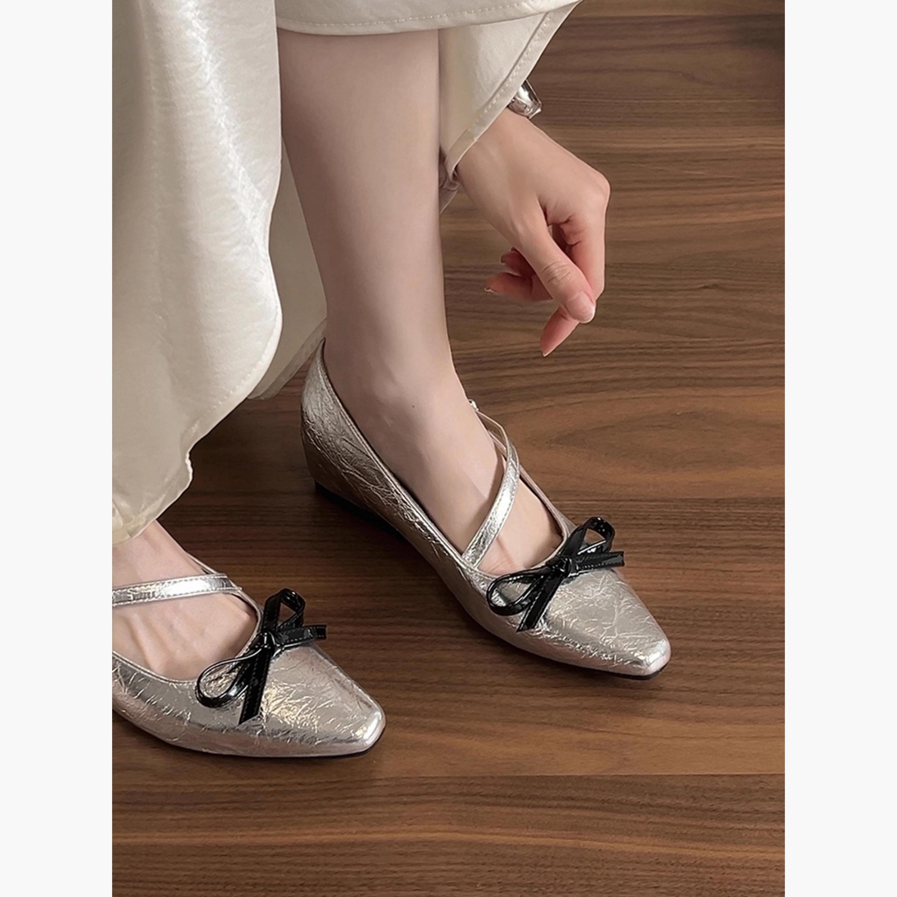 حذاء بمقدمة مدببة وتفاصيل فيونكة-women-shoes-sandals-flats-image-4