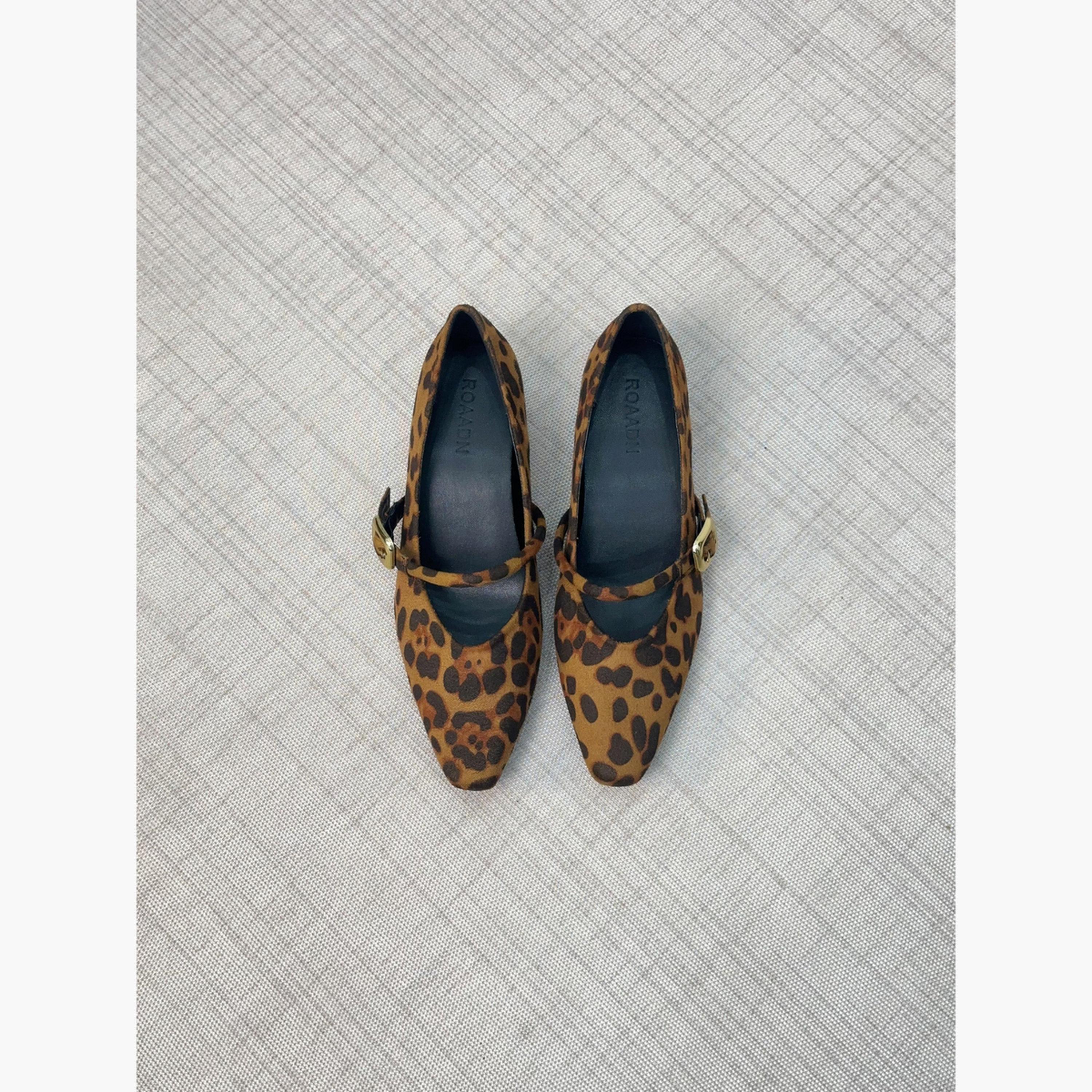 حذاء بحزام وإبزيم معدني بطبعة جلد الفهد-women-shoes-sandals-flats-image-2