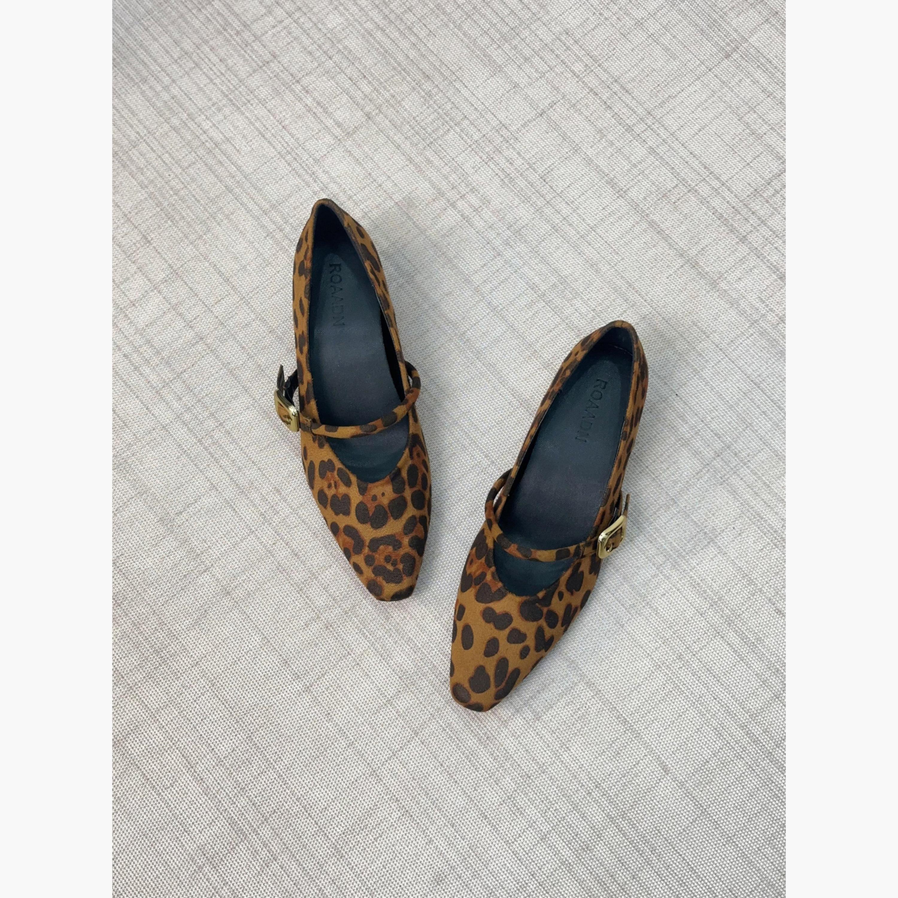 حذاء بحزام وإبزيم معدني بطبعة جلد الفهد-women-shoes-sandals-flats-image-3