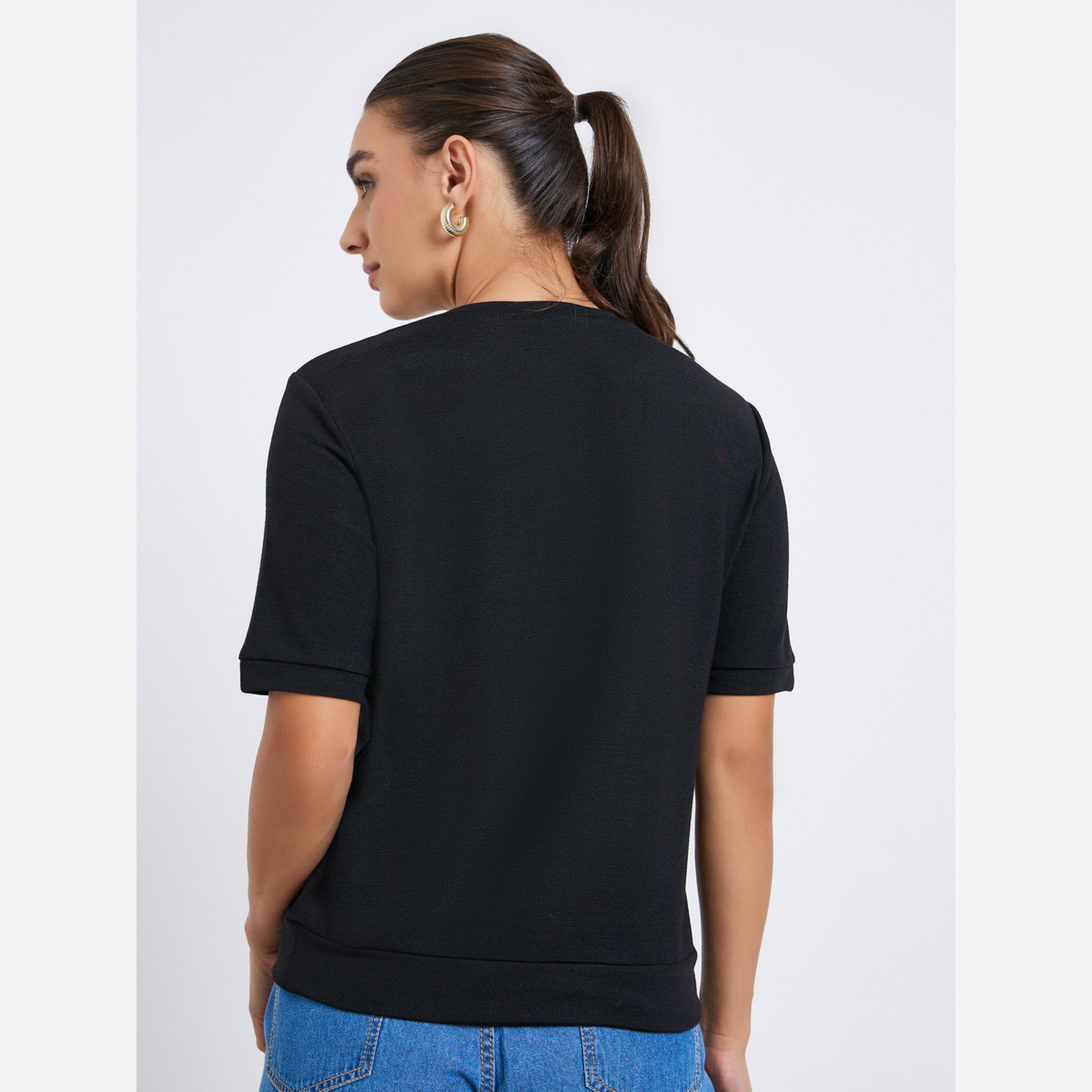 ستايلي - تيشيرت نسائي لون أسود محبوك بأزرار على الكتف-women-clothing-tshirts-image-5