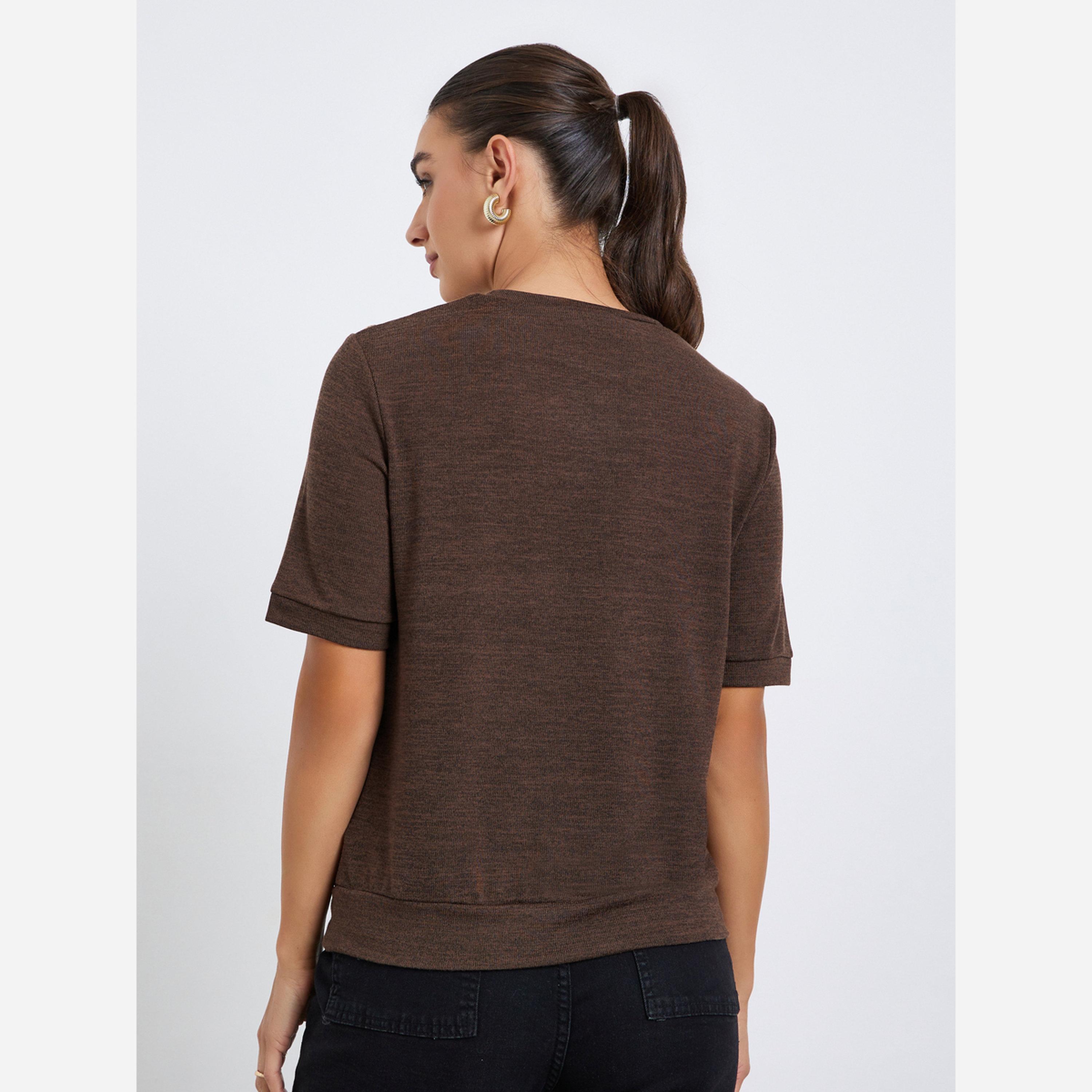 ستايلي - تيشيرت نسائي لون بني محبوك بأزرار على الكتف-women-clothing-tshirts-image-5