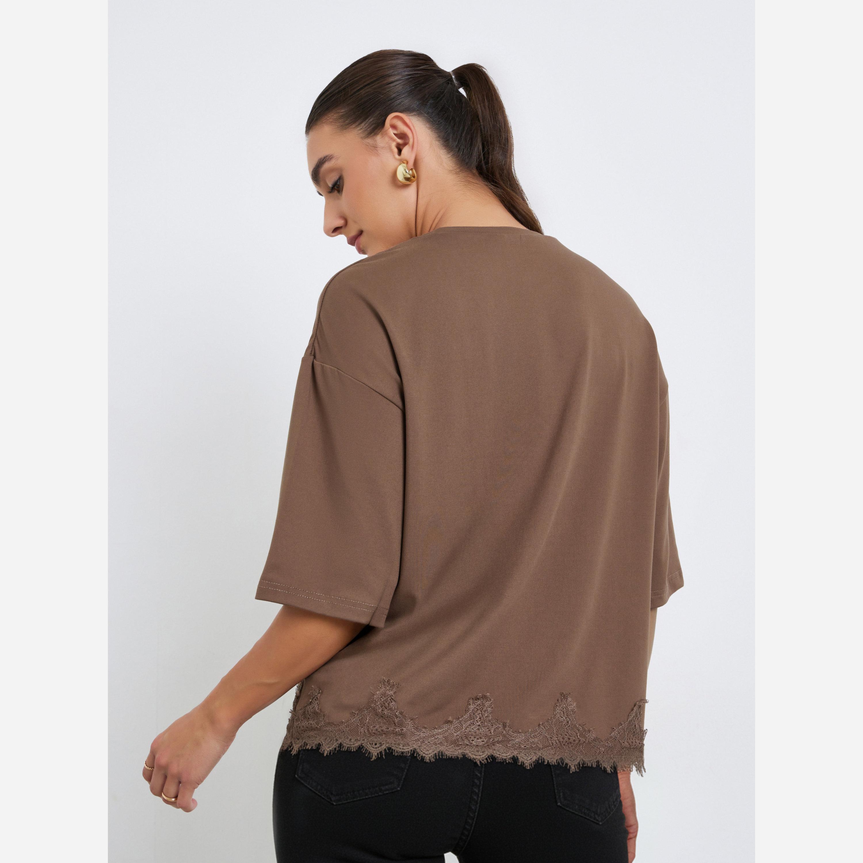 ستايلي - تيشيرت نسائي لون بني مقاس واسع بحافة دانتيل-women-clothing-tshirts-image-5